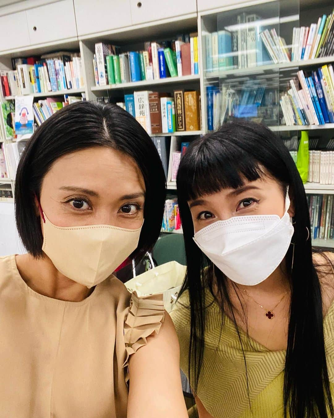 松川浩子さんのインスタグラム写真 - (松川浩子Instagram)「初代、2代目 どこいこキャスター揃う。  ドバイから帰省してる @akiko_1206 が アナウンスセンターに お土産持って 遊びにきてくれました。  4.5代目のどこいこキャスターもいたから 写真撮れば良かった😂  喋ってると すっかりお互い20代気分に タイムスリップしてました。  いやいや歳の半分は 厚かましすぎました💦  双子のママとして頑張る あっこちゃん。 きっと大変だろうけど その可愛さを 今のうちに楽しんでおくれ〜  うちは反抗期真っ只中。  #mbsアナウンサー#前田阿希子 #松川浩子#ドバイ#どこいこキャスター#双子」9月15日 18時56分 - hiroko_matsukawambs