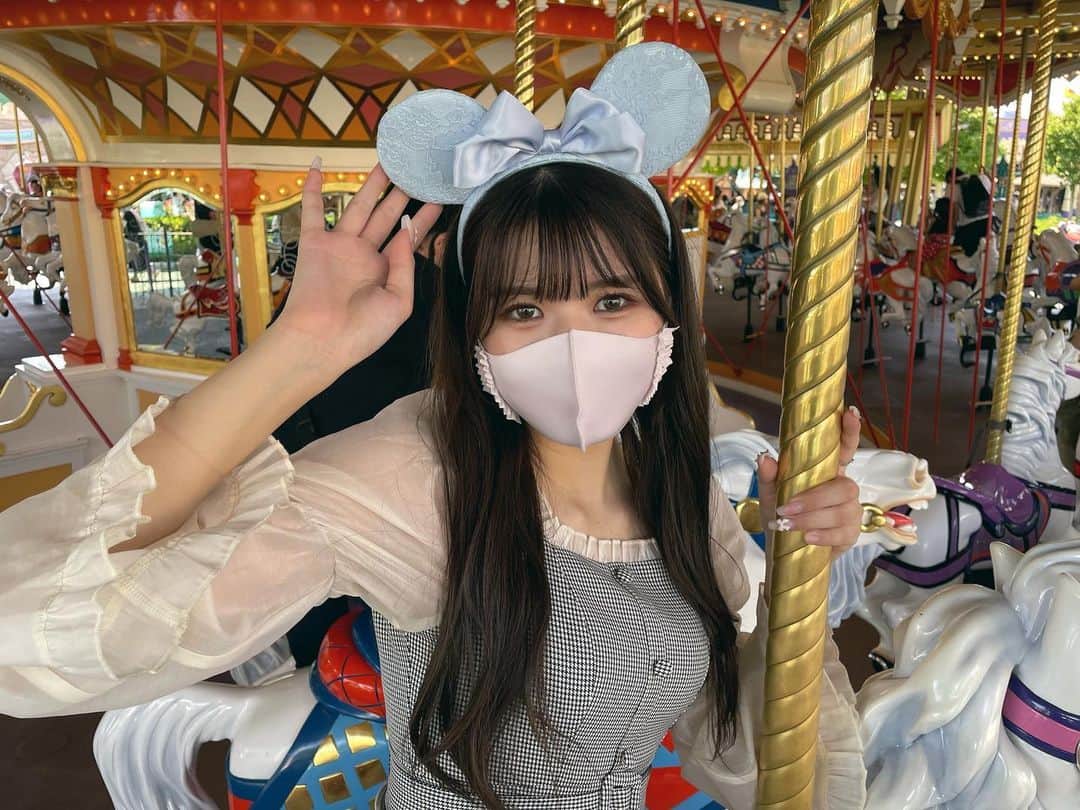 月愛きららのインスタグラム：「メリーゴーランド乗ってる時はプリンセスのきもち💍  #disney #disneyland #disneyfan #ディズニー #ディズニーランド #ディズニーコーデ #アイドル #03」