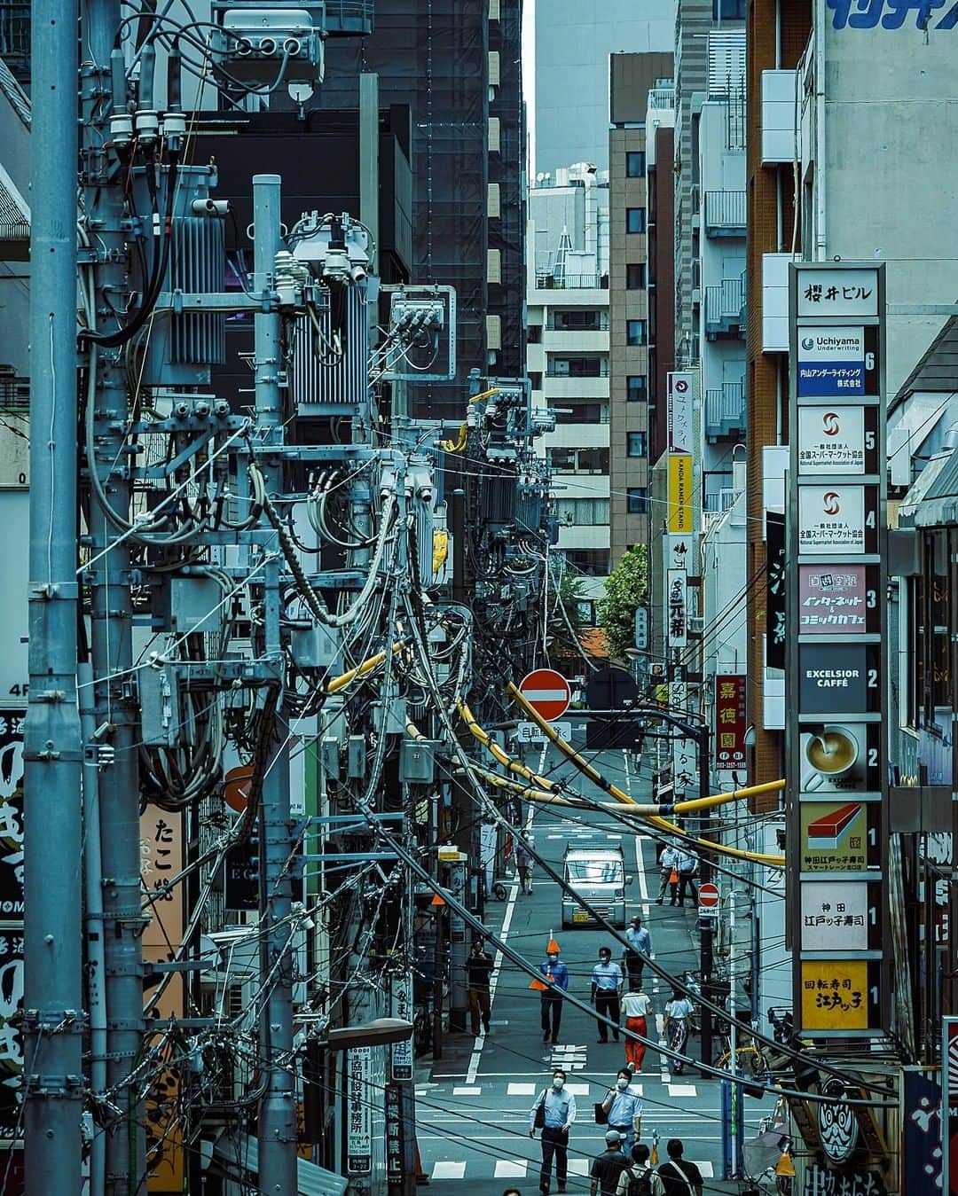 斧口智彦のインスタグラム：「望遠で圧縮した街並みのごちゃごちゃ感大好きです。  #写真好きな人と繋がりたい #カメラ好きな人と繋がりたい #ファインダー越しの私の世界 #photooftheday #photography #japan」