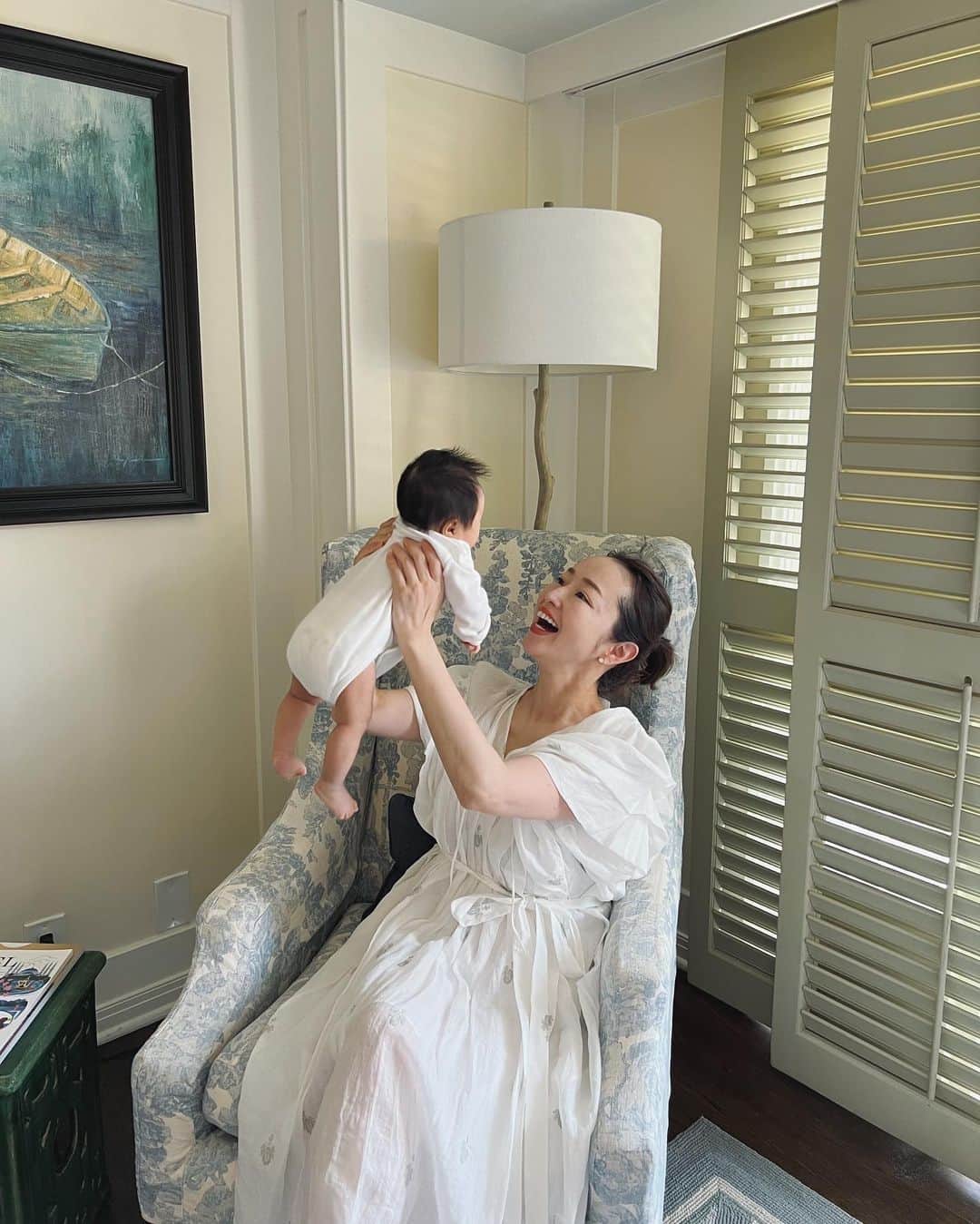翁安芸さんのインスタグラム写真 - (翁安芸Instagram)「Precious Baby…🤍🤍🤍 お姉ちゃんがプールの合間にべったり時間🥰 ...