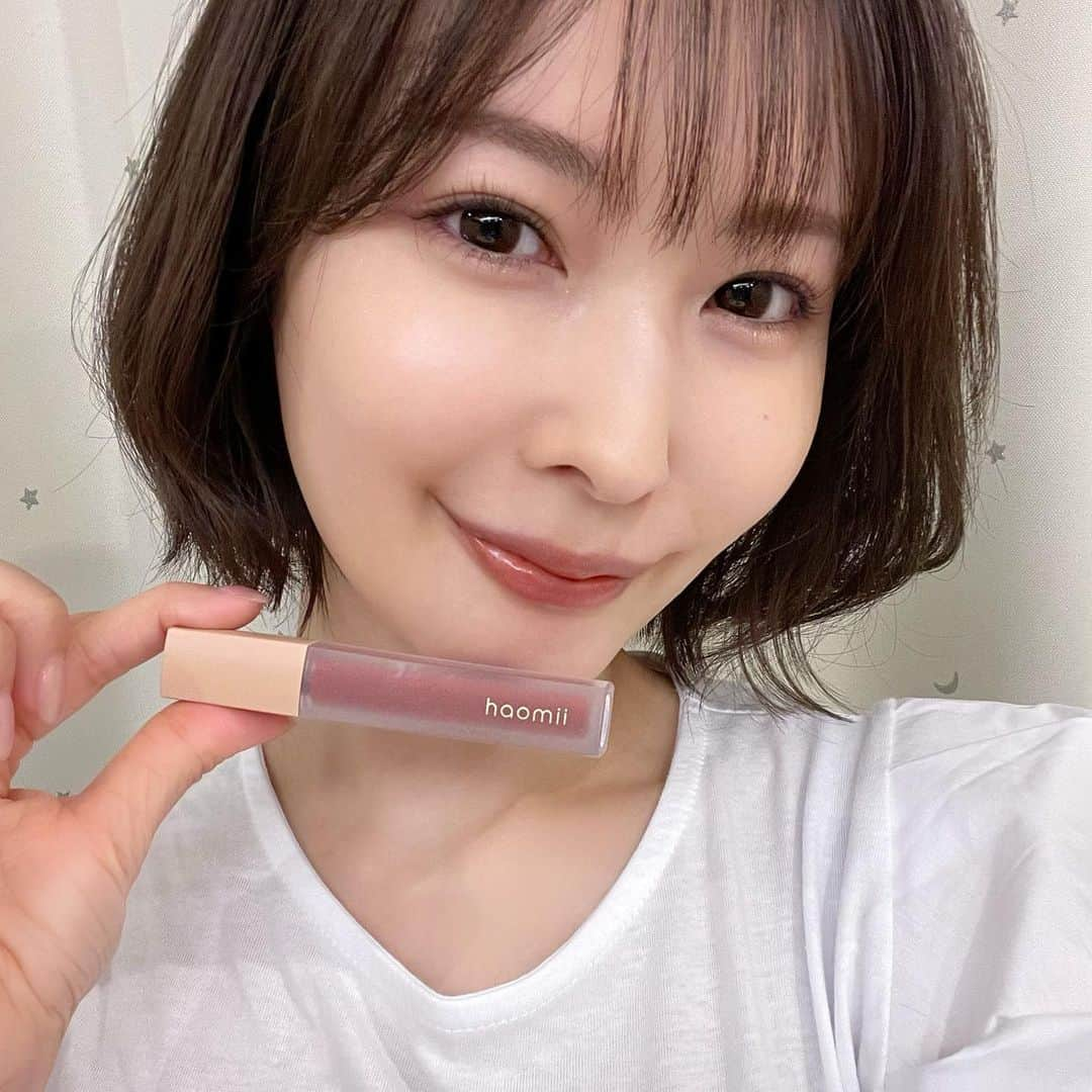 仁藤みさきのインスタグラム：「@haomii_official の秋色リップ💄 あんずばたーを内側に塗ってさくらミルクで縁取って塗るの気に入ってる(1枚目)💋 潤い残りつつ色も残ってくれるからベースにさくらミルク塗ってティッシュオフしてから、単色だと使いづらかったアディクションのシアー007青みピンク重ね塗りするといい感じになる💓(2枚目)  #haomii #秋コスメ #秋色 #リップ #ティント」