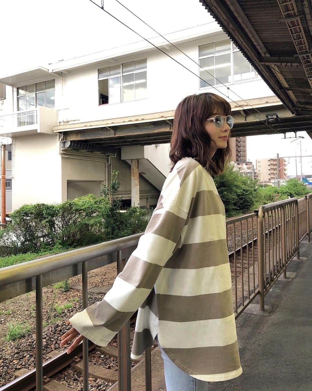 杉枝真結のインスタグラム：「☺︎ 久し振りに、ゆる巻きウェーブな日！  サングラスは… クリアな縁に、爽やかブルーなレンズで 毎年、夏に頻繁に愛用しているアイテム 🕶  淡めカラーなジーンズ！👖 ダメージ系を履きたくなったのですが 少し綺麗めなモノをセレクトしてみました😌  トップスには ← @classicalelf_official のボーダーT👚 わざとLサイズで、かなり大きめシルエットを。 綿100％生地に、ラウンドの裾というこだわり🌱 優しいカラーのグレイッシュベージュが🙆‍♀  #クラシカルエルフ #classicalelf #エルフコーデ #ボーダートップス #java #ジャバ #タイアップ #uniqlo #gu #zara #ユニクロ #ジーユー #ザラ #ロンT #ボーダー #ボーダーT #ワンマイルウェア #スポーツカジュアル」