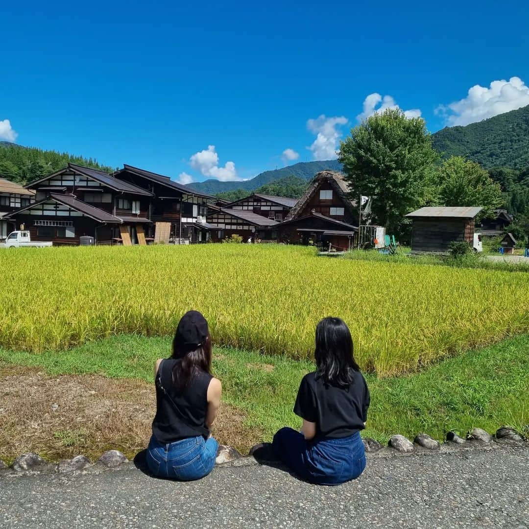 岸田彩加のインスタグラム：「ちょっと前の写真シリーズ 後ろ姿が完全一致だった」