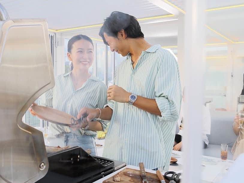 岩間恵のインスタグラム：「夏の終わりにみんなでBBQ！  豊洲に新しくできたキラナリゾート @kiranah_resort_toyosu にて🌴🤍  広い敷地の中にはドッグラン🐶やプール、たくさんの BBQスペースがあって、景色も最高に良かったよ！ レインボーブリッジと東京湾の サンセット＆夜景がとても綺麗でした🥺🥂  私たちは室内BBQスペースで お家みたいにゆっくりしながら楽しめました🤍  近々レストランもOpenするみたいだし、 またみんなでわいわいしに行きたい😂💓  #kiranahresort #キラナリゾート #キラナリゾート豊洲 #夏の終わりのBBQ #久しぶりにみんなに会えた 🌹」