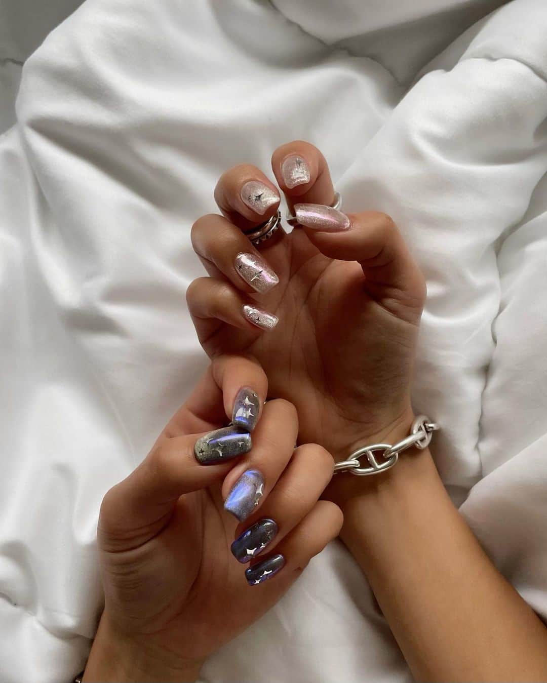 ✷kana✷のインスタグラム：「とってもお気に入り💅🏽✨  @nailmm_eye_brow__  @sugi_mm_nailist   リール投稿もしたんだけど可愛さ伝わる？ 角度によって色が変わるのたまらない♡  #nailart#naildesign#mirrornails#magnetnails#hermes#silverjewelry#nailfashion#恵比寿ネイルサロン#ミラーネイル#マグネットネイルデザイン#スクエアネイル#海外ネイル#海外風ネイル#ギラギラネイル#네일아트#네일디자인#자석네일」