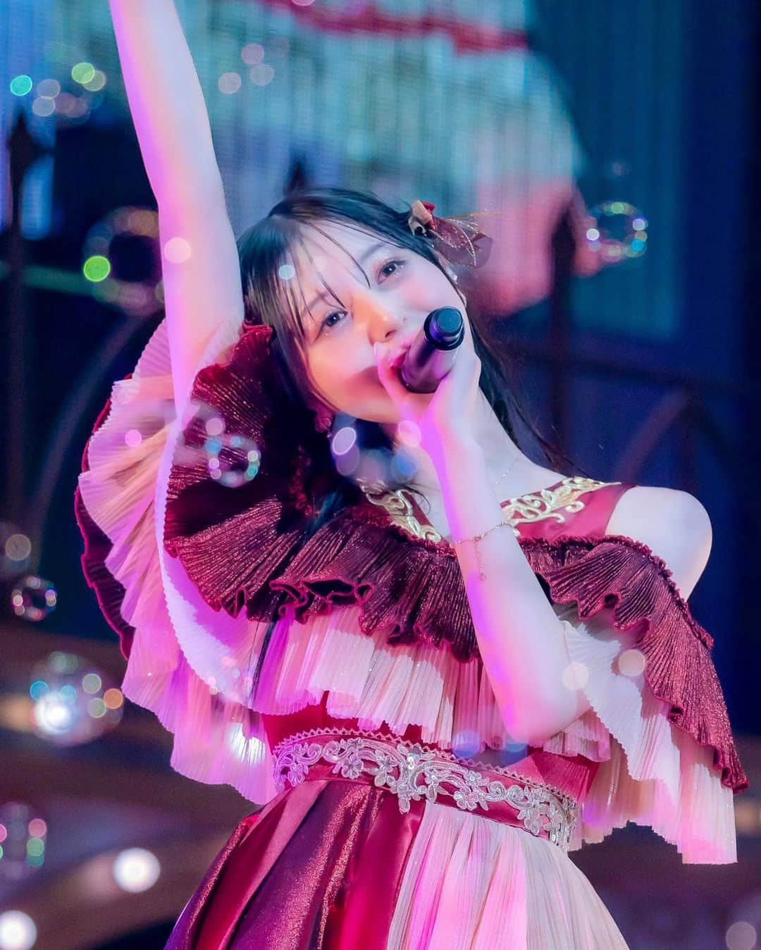 吉井美優のインスタグラム：「. 夢が叶った瞬間は とても綺麗で美しく、でもどこか儚く 一生心に残り続ける 大切なものとなり アイドルになれてよかった と 心からそう思いました  夢を共に叶えてくれて 本当に有難う御座いました  ☾︎」