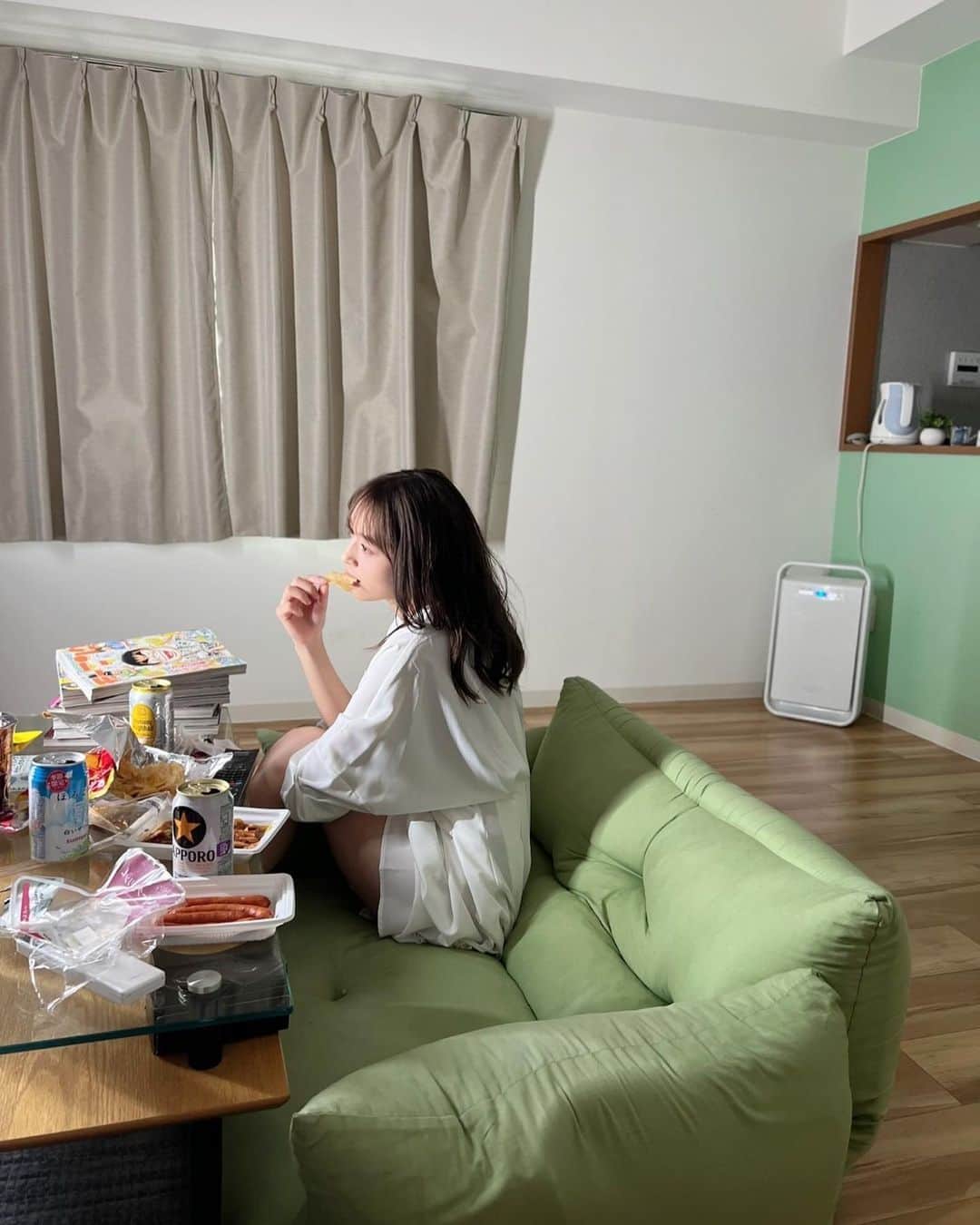 神部美咲のインスタグラム：「家飲み風🍺  結局こういうデートが1番ですか？😇  以上、週刊SPA このあとどうする？ オフショットでした🥰  #週刊SPA #このあとどうする  #ハイボール」
