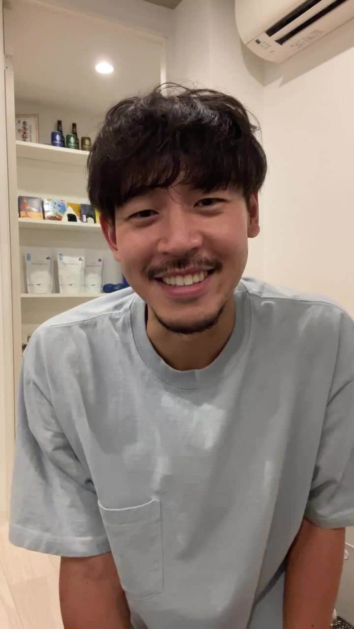 長谷川惠一のインスタグラム：「本日の議題『カレー🍛』  でしたが、最終的にホタテカマになりました🤣  初の1人インスタライブ、最初は寂しかったですが、皆さんのおかげで救われました🥺  仕事の合間で、途中栄養補給モグモグタイム入りますが、ご了承ください🙇‍♂️  #カレー #ホタテカマ #モグモグたいむ」