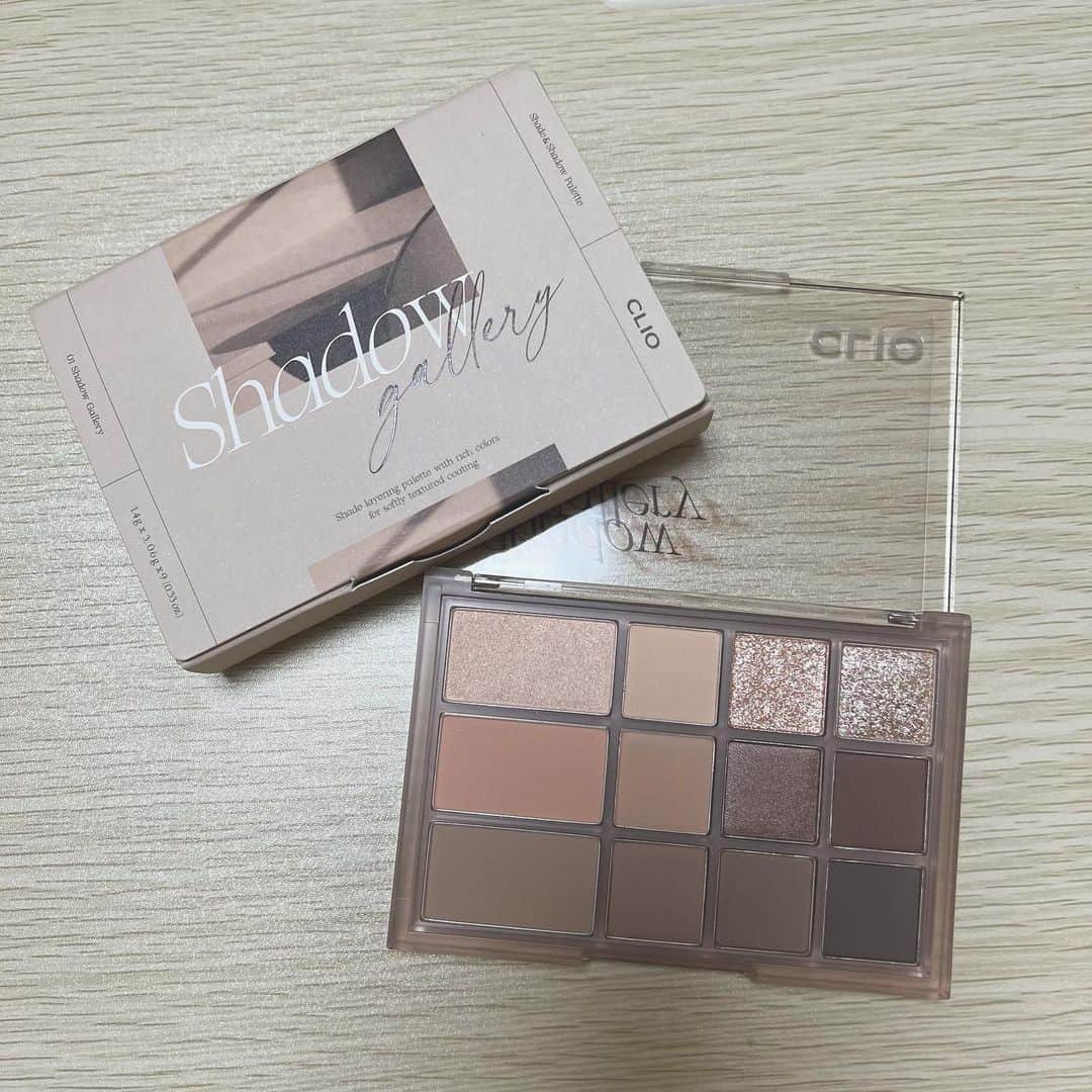 大塚美波のインスタグラム：「CLIOの新作パレットが超絶可愛すぎる🤦‍♀️💗  SHADE & SHADOW PALETTE 01 SHADOW GALLERY  このパレットひとつで、アイシャドウもシェーディングもハイライトもチークも出来ちゃう優れもの🫶  3枚目iPhoneカメラ📸 4.5枚目 soda📸 もうメイクポーチパンパンにならないぞ！！ カラー展開も2色あるから、イエベ･ブルベ問わず使えるのが嬉しい😍 新しいパレット探してる人、メイクポーチパンパンで持ち運びに困ってる人すごくおすすめ！！ ちなみに、私もメイクポーチパンパンになる人なのでこれを機に減らします！笑  メイクも少しチェンジして気分あげよ✌️  みんなの気になるコスメも教えて👀  @cliocosmetics_global  #クリオ  #K陰影パレット  #陰影メイク #clio #cosme #コスメ好き」