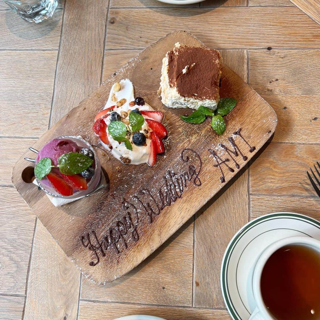 山田菜々のインスタグラム：「はっちと久しぶりにランチ〜🍽♡ 2人は初めてだったかな...！  ずーーっとしゃべってずーーっと笑ってたら あっという間の時間でしたっ✨  昔のお話もしたりして懐かしんだ🥹 舞台で共演してからもぅ6年だったよ！！！ 唯一の同い年でした〜🍒🫶  楽しい１日でした♡ 結婚おめでとう〜〜☺️💐✨  過去のインスタを見ていけば載せてると思うのだけど もっかい懐かしい写真も載せちゃおーっと✨  #ダンガンロンパ2」