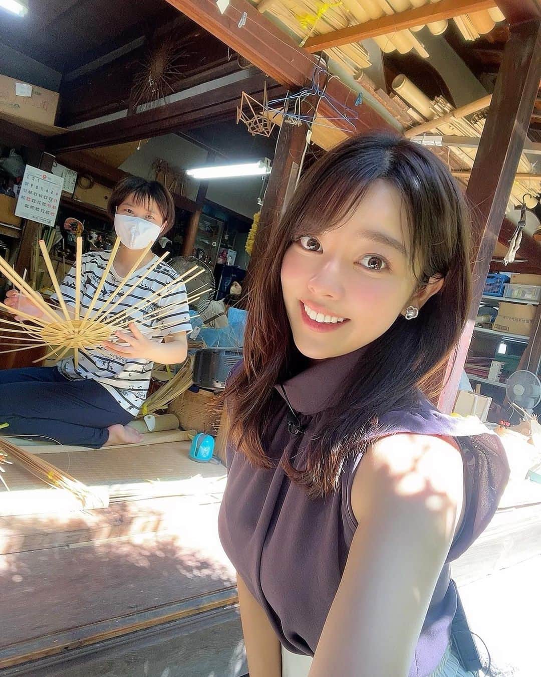 八幡美咲のインスタグラム：「今日は安芸の小京都と呼ばれる竹原へ🇯🇵🗻🗼🏯🌸  敬老の日が近いということて、 美しい編み目の竹細工に挑戦✨  あす5up!「ググッと。瀬戸内」 18:30前後で放送されます☺️  中四国地方のテレビ朝日系列でも ご覧になれます🌼*･ お時間許す方、ぜひご覧下さい✨」