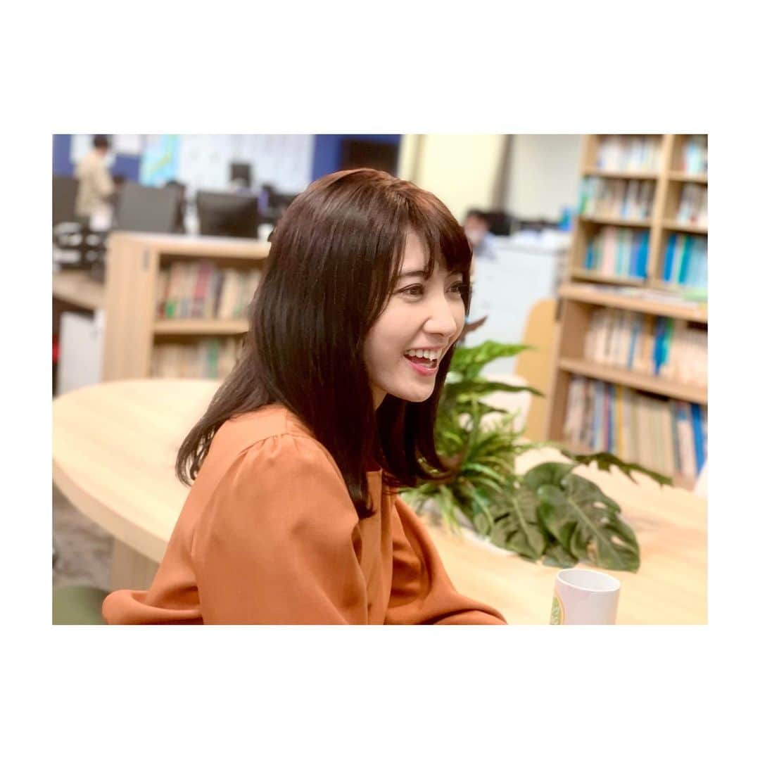 久保井朝美さんのインスタグラム写真 - (久保井朝美Instagram)「☺️ 髪下ろしてるの似合うって コメントが嬉しくて💕  今日も髪下ろして お仕事していました✌️  いつもコメントやいいね ありがとうございます😊🍀  #休憩中 #不意打ちショット #マグカップ はお気に入り❤️ #久保井朝美 #気象キャスター #気象予報士 #防災士 #講演会講師 #城ガール  #台風14号 の情報は Twitterにのせています🌀」9月15日 21時16分 - asami_k920