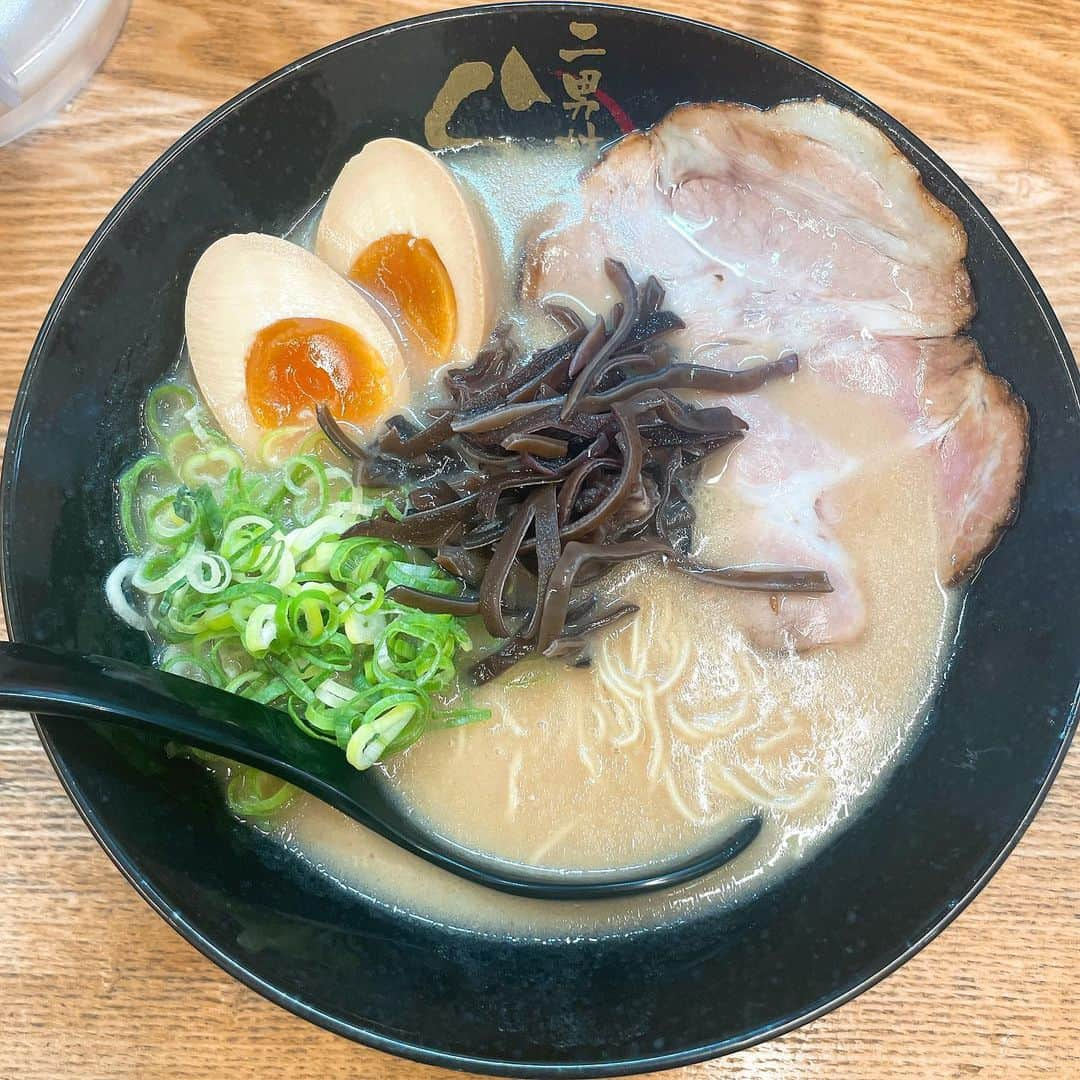 原つむぎさんのインスタグラム写真 - (原つむぎInstagram)「いつの日かかき氷2杯食べた後に食べたラーメン🍜  #二男坊 #らーめん #新宿西口店 #新宿グルメ #博多豚骨 #煮玉子らーめん #つむグルメ」9月15日 21時35分 - haratsumugi