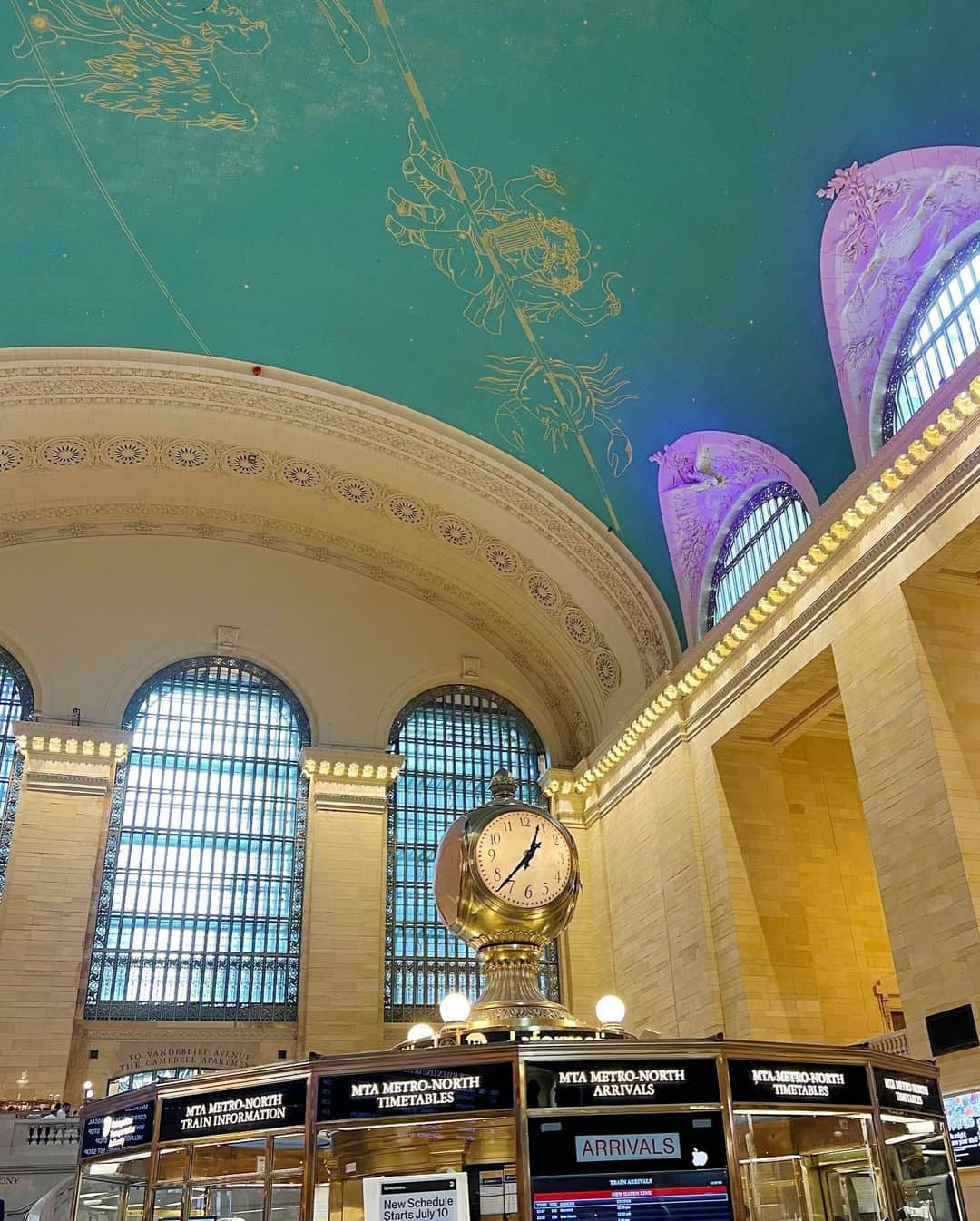久慈暁子さんのインスタグラム写真 - (久慈暁子Instagram)「* Grand Central Terminal🕰🇺🇸 初めてのニューヨークの地下鉄にドキドキしながら 駅に着いたら綺麗すぎてびっくり。 金箔で描かれた星座✨ NYの知り合いとランチしました🍽 * #grandcentralterminal  #newyork」9月15日 21時43分 - kuji_akiko