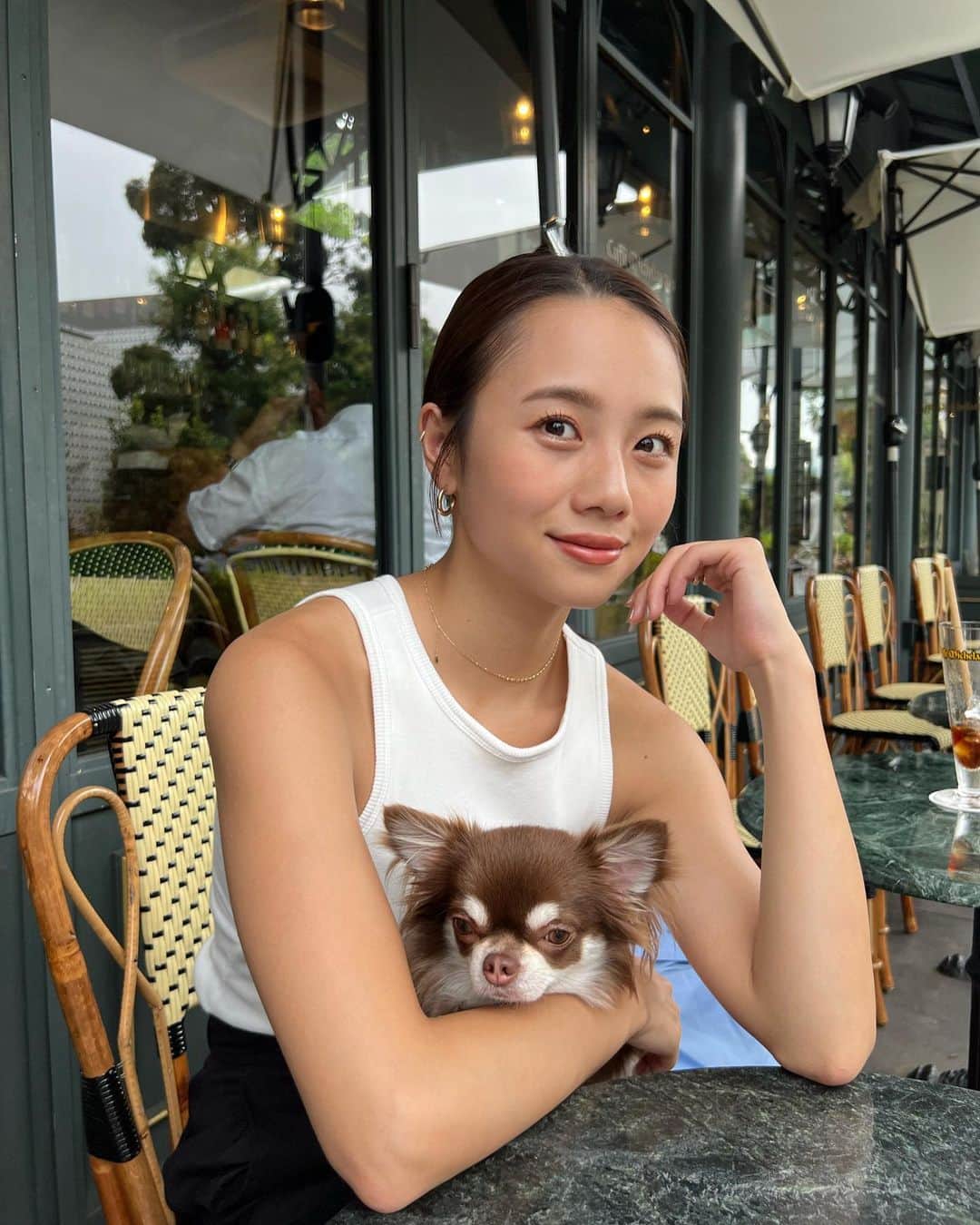 のインスタグラム：「今年は焼けました👩🏽✨  そろそろノースリーブもおしまいだな🥺🤣  #aocode」