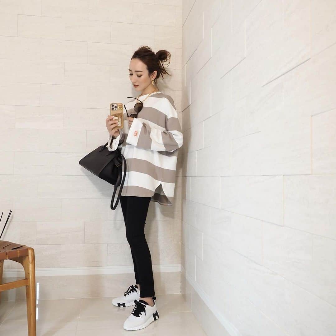 のインスタグラム：「いくつになってもボーダーって好きだなー🤍  ボーダーの色やピッチで 数持っているボーダーカットソー。 思い切りカジュアルに着たくて選んだ @classicalelf_official ×JaVaコラボのボーダーロンT。 ワイドなボーダーも新鮮❤️ 裾はラウンドなので、アウトして着ても インして着てもバランスよし！ 綿100%で着心地も🙆🏻‍♀️❤️ グレイッシュベージュのMサイズを着ています😊 ， #クラシカルエルフ #classicalelf #エルフコーデ #java #ジャバ #タイアップ #uniqlo #gu #zara #ユニクロ #ジーユー #ザラ #ロンT #ボーダー #ボーダーT #ボーダートップス#スポーツカジュアル #秋服 #秋コーデ #秋服コーデ #大人コーデ #大人カジュアル #プチプラ #プチプラコーデ」