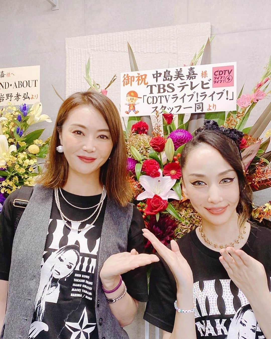 観月ありささんのインスタグラム写真 - (観月ありさInstagram)「先日MIKA NAKASHIMA CONCERT TOUR 2022『 I 』ツアーファイナルに行って来ました😄  ヒット曲の数々❤️ そして、初のセルフプロデュースアルバム『 I 』の曲もとっても素敵😊 アーティストとして益々進化し続けている美嘉ちゃんの歌声に酔いしれました❤️  #中島美嘉　さん #mikanakashima  #mikanakashimaconcerttour2022i  #美嘉ｔシャツを着て応援 #観月ありさ」9月15日 21時58分 - alisa_mizuki