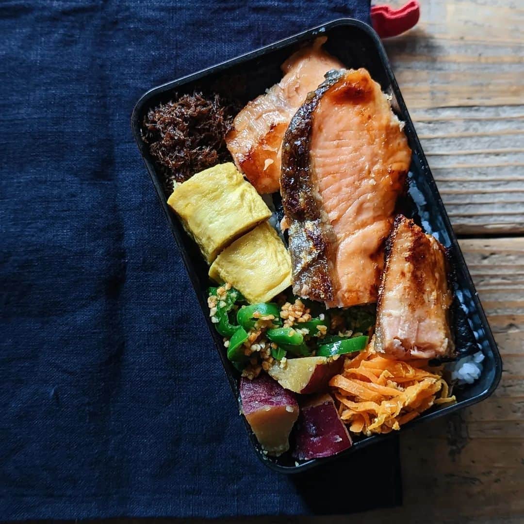 tamiのインスタグラム：「* #お弁当 *  鮭の酒粕漬け焼き 大サービスで鮭増量。 目立たないけど左上には おくまやさんの美味しいあみの佃煮が入ってるよ。 @okumaya_1872_official  煮豚とネギのとろみ丼 遅ればせながら麻薬卵(左下)にハマって せっせと仕込んでおります🧙🥚  * がんばれ金曜日〜！  #tami弁  #弁当#bento#lunchbox #ランチ#昼食#のっけ弁#旦那弁当 #ごはん#食事#暮らし#お弁当記録」