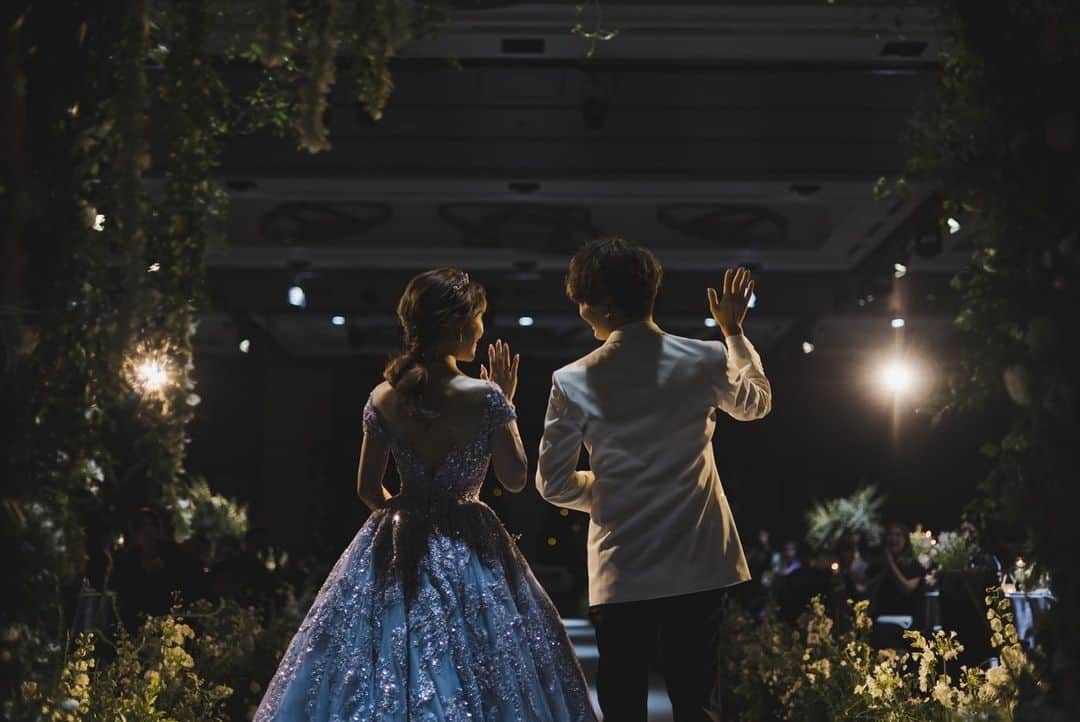 舟山久美子（くみっきー）のインスタグラム：「2022.09.16 今日は結婚記念日🎂  そんな今日はわたしの 私の大好きな詩を…✨  祝婚歌/吉野弘  2人が睦まじくいるためには  愚かでいるほうがいい立派すぎないほうがいい  立派すぎることは 長持ちしないことだと 気づいているほうがいい 完璧をめざさないほうがいい 完璧なんて不自然なことだとうそぶいているほうがいい  2人のうちどちらかが ふざけているほうがいい ずっこけているほうがいい 互いに非難することがあっても 非難できる資格が自分にあったかどうか あとで 疑わしくなるほうがいい  正しいことを言うときは 少しひかえめにするほうがいい 正しいことを言うときは 相手を傷つけやすいものだと気づいているほうがいい  立派でありたいとか 正しくありたいとかいう 無理な緊張には 色目をつかわず ゆったり ゆたかに光を浴びているほうがいい  健康で 風に吹かれながら 生きていることのなつかしさに　ふと 胸が熱くなる そんな日があってもいい  そして なぜ胸が熱くなるのか 黙っていても 2人にはわかるのであってほしい  以前、『2人が睦まじくいるためには』の帯にコメントを書かせて頂いたのですが、大好きな詩のひとつです😌🫶  主人と出会い、人を愛するスキルが自然と上がりました。 そうすると周りからも帰ってくるようになり、幸せの循環が巡っているように感じています🥹✨  そんな私たちを幸せにしてくれる、 関わるみんなにありがとうを伝える日🤍🤍🤍  写真は結婚式中の 3度目のプロポーズシーンです💐  この青い薔薇の花言葉は  "奇跡"  日々の奇跡に感謝し、これから先もみんなで力を合わせながらたくさんの奇跡を起こせたら良いなぁと思います🐣🤍  今年は初めての妊娠、育児で行き詰まる事もありましたが… "頑張ってる" を "成長する" に変えたら日々の見え方が変わった一年✨☺️  人生ワクワクしながら生きていきましょ😘🫶  #今でもあなたに恋してる #イマコイ #結婚記念日 #結婚式 #ウエディングドレス  #wedding  #weddingparty」