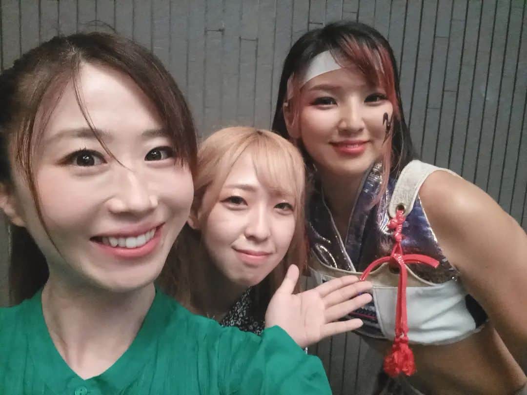 藤本つかさのインスタグラム：「いぶきと志田ちゃんの魔界行ってきた！ はじめての魔界。  生歌も生演奏もかっこよかった！何より舞姫こと志田光？志田光こと舞姫？の登場シーンや殺陣が迫力あって最高でした!!  魔界は動画も写真撮影もOKなんだって！  そして志田ちゃんのお母様に10年ぶりくらいにお会いしました！ 覚えててもらえて嬉しい😆  私も舞台またやりたくなったなぁ✨  #iceribbon #魔界 #舞台 #shidahikaru」