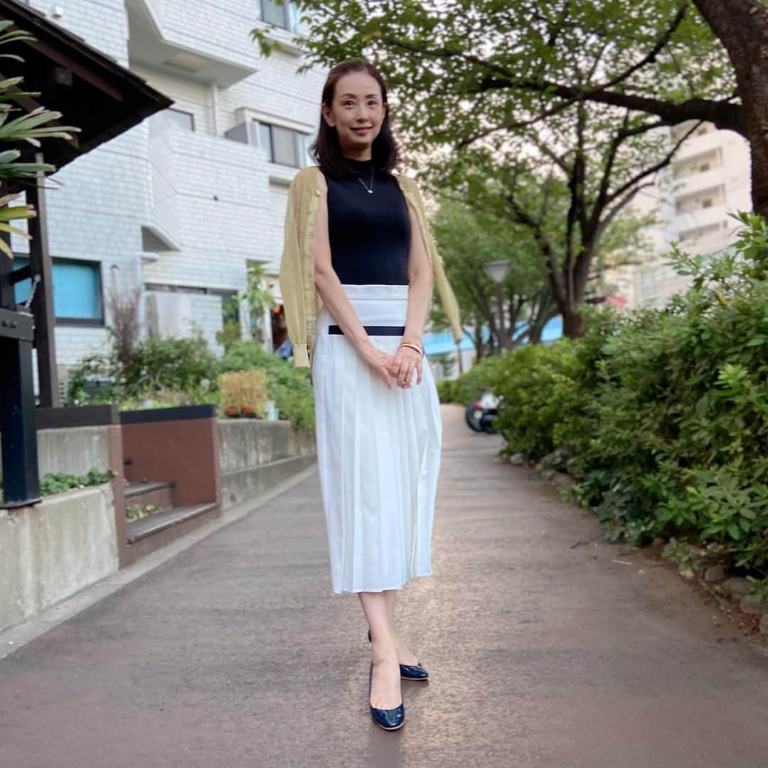 田村翔子のインスタグラム：「ネイビーと白のコーデが自分に1番しっくりくるような気がします😊  #夏コーデ#ライフスタイル#田村翔子#お気に入り#マックスマーラ#ラルフローレン #summerfashion#summeroutfit #lifestyles#maxmara #ralphlauren#プリーツスカート #pleatsskirt」