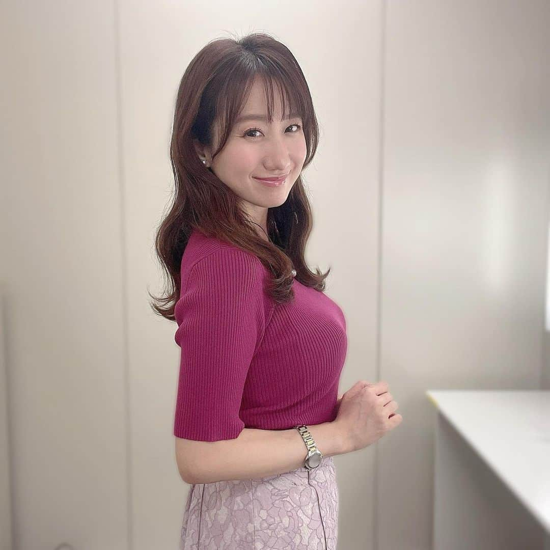 吉井明子さんのインスタグラム写真 - (吉井明子Instagram)「ෆ ෆ ෆ 週末前ですが、台風が近づく前に…深夜のオマケさん✨  フォロワーの皆さまが24,000人の大家族に🌈ますます大所帯で嬉しい限りなのですが、家族増員の喜びpost多過ぎますかね…それでも優しい皆さまに伝えたい！笑  いつもありがとうございます✨初期のころからフォローして下さっている方、最近知ってくれた方、遅い時間の放送を観て感想を送って下さる方… 皆さまに感謝の気持ちでいっぱいです😌  今後ともどうぞ末永くよろしくお願いします🌈  #24000 #フォローありがとうございます #これからもよろしくお願いします #あすに一番近い気象情報 #気象予報士 #気象キャスター #weatherforecaster #기상캐스터　#氣象主播 #吉井明子 #nhk #bs4k #bs1 #bsニュース4kプラスふるさと #オマケ #オフショット #smile #微笑 #미소　#senyum」9月16日 0時45分 - akiko_yoshii_sunny_rain