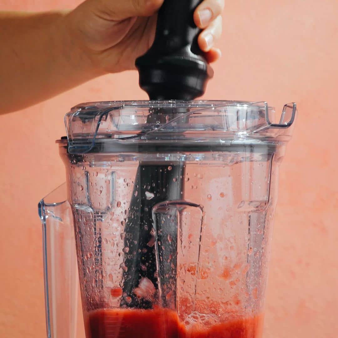Vitamix Global Headquarters Real foodのインスタグラム：「This refreshing three-ingredient Strawberry Gin Slushy is the perfect happy hour drink! . Ingredients: Gin Orange Liquor  Strawberries . Blend all ingredients until smooth. .」