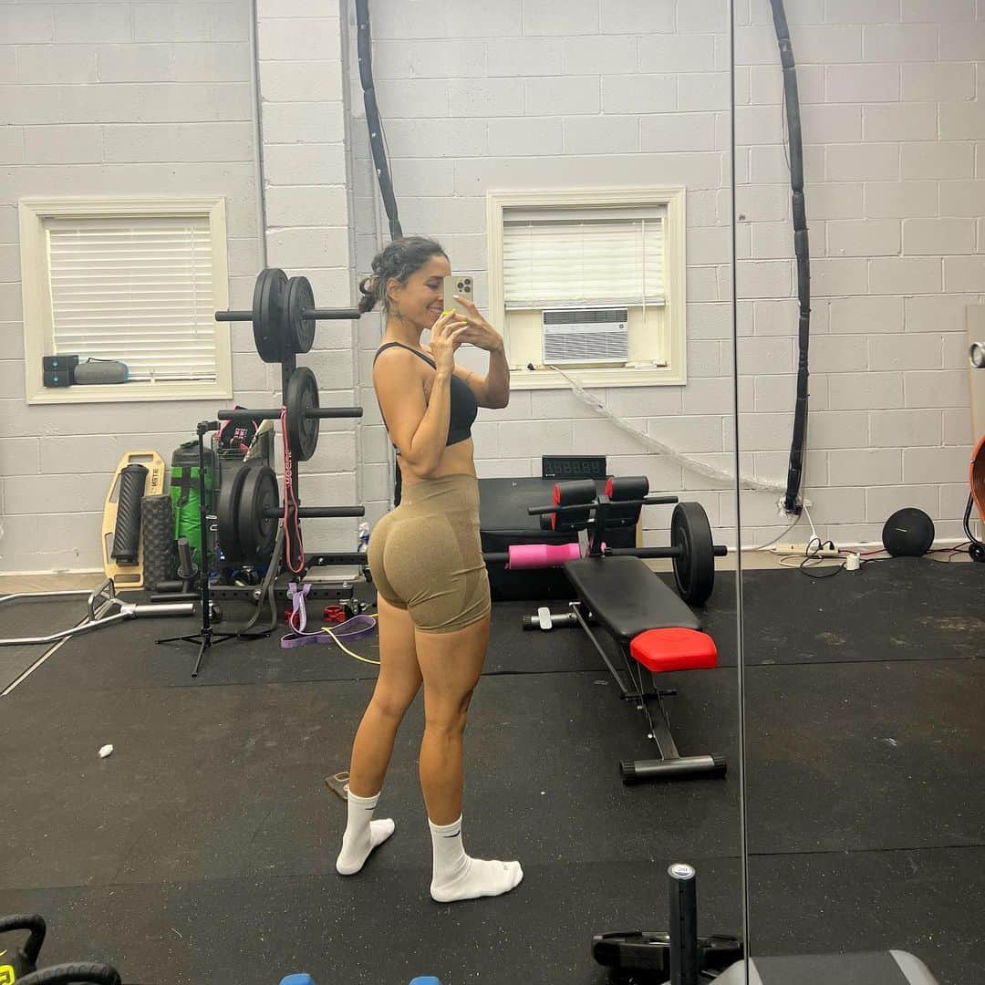 Tianna Gregoryのインスタグラム：「10 months postpartum 🙌 Proud of my daily journey. Waking up and getting myself in the gym isn’t easy, but I knew it was something I wanted to do, so I told myself NO EXCUSES!   Working out is never going to get any easier, but when you really want something, you have to get up and do it. Don’t let yourself fall short on something you really want. I love working out, eating clean, and feeling my best so that’s what I’m doing 🙌」