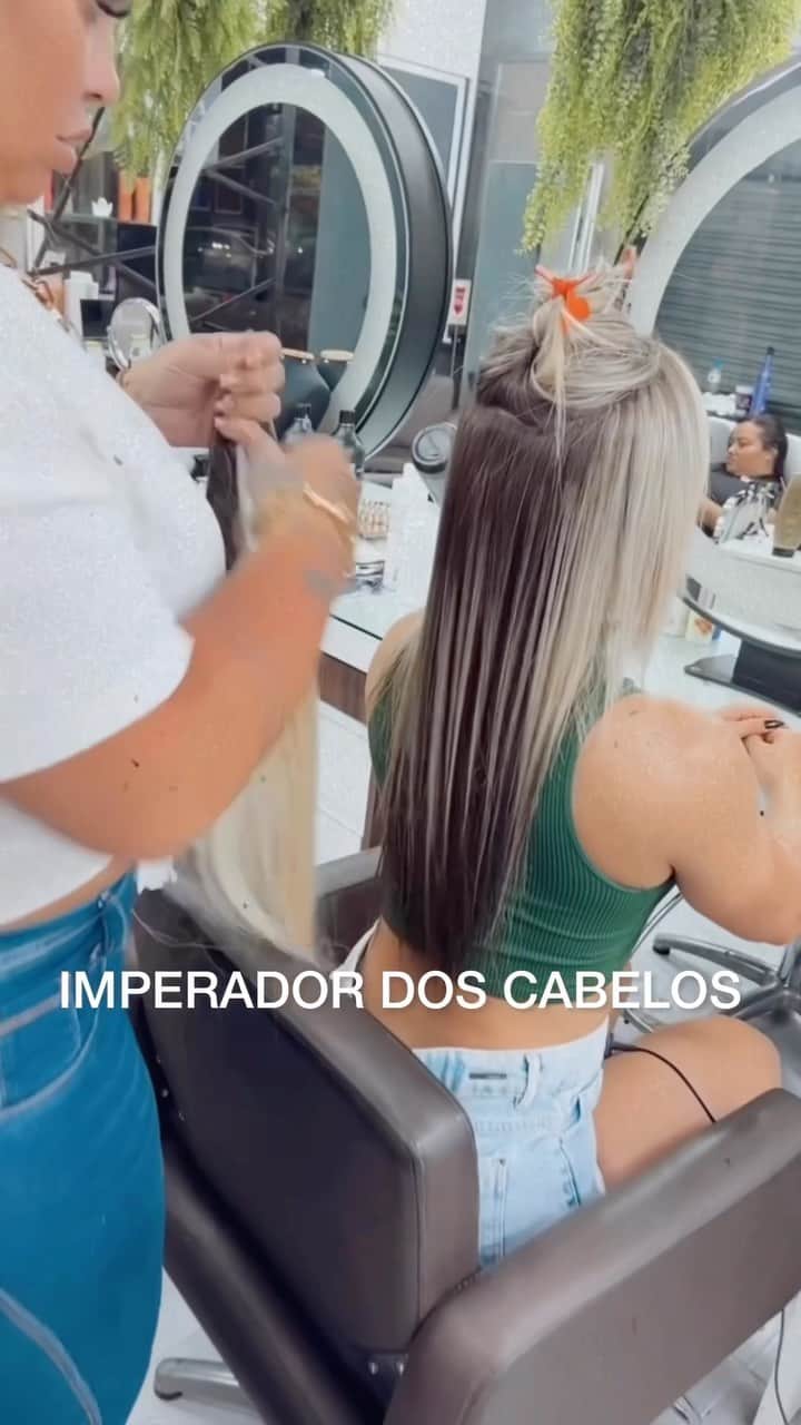 のインスタグラム：「APLIQUE SEM COLA, oi? 😱😏 Meninas a @vaolliver aplicou esse cabelo do @imperadordocabelo desse jeito . Vc pode colocar sozinha também . Super prático, SEM COLA, ótimo para quem quer deixar o cabelo respirar para crescer saudável. . O @imperadordocabelo já me envia cabelos incríveis a 5 anos, amo e confio demais neles . Preço muito top tb !!!!!」