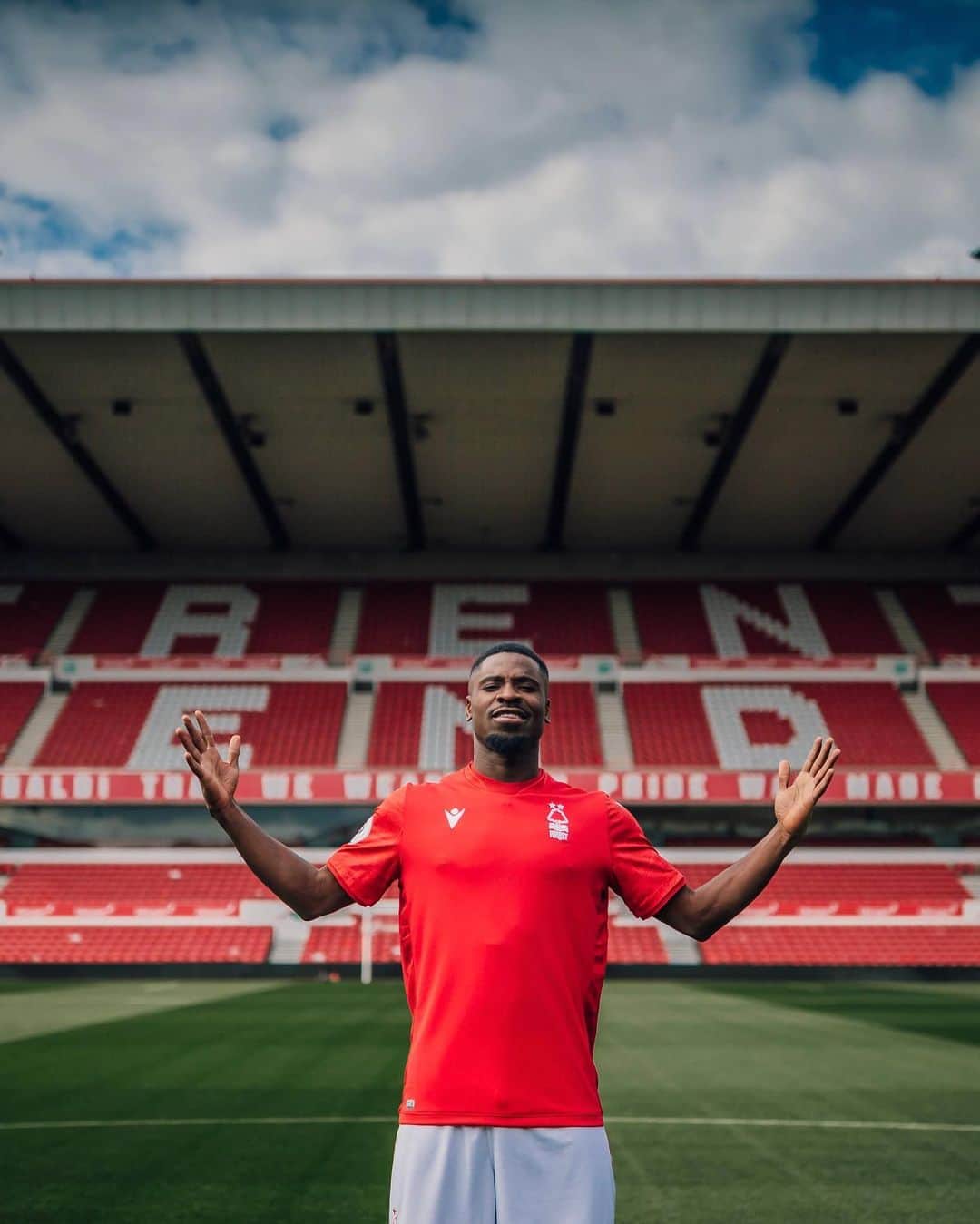 セルジュ・オーリエのインスタグラム：「@sergeaurier has arrived on Trentside 😍」