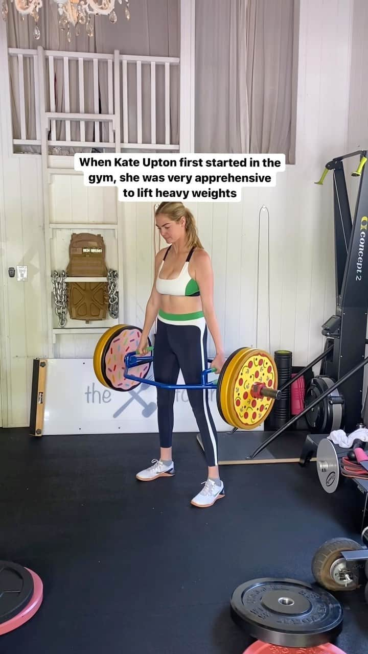 ケイト・アプトンのインスタグラム：「@kateupton has come a lonnng way in the gym. She used to be very apprehensive to lift heavy weights, but now she’s the one asking me to bump the weight up. Strength training does wonders for the body, and the mind. I love to see the transformation. Here she’s crushing trap bar deadlifts—which might be my favorite overall exercise—as well as staggered stance trap bar deadlifts, which is a variation we do often to bias one leg at a time. If you have a trap bar, give it a try 💪」