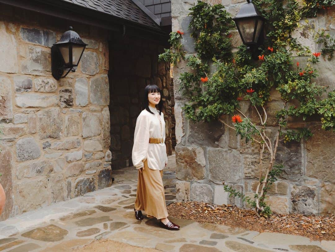 近藤麻理恵のインスタグラム：「My new book "Kurashi at Home: How to Organize Your Space and Achieve Your Ideal Life", which is based on the Japanese principle of kurashi, or "style of living," invites you to live your ideal life at every moment of the day. Join me in celebrating the clarity that results from creating space for what matters. My book will be available November 15 but you can preorder by following the link in my profile.」