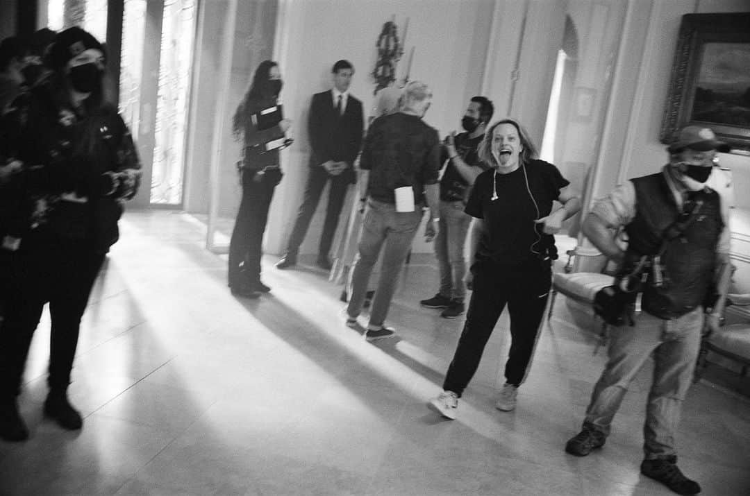 エリザベス・モスのインスタグラム：「This is me in my happiest place 😜  Directing this astonishingly brilliant cast and crew on episode 2 ❤️ @handmaidsonhulu #thehandmaidstale 📷 @brett_hurd」