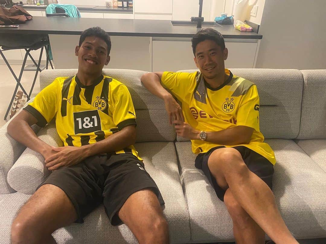 香川真司のインスタグラム：「Thanks for the gift🐝 @bvb09  Good luck for the Derby💛🖤 #bvb #RevierDerby #sk23」