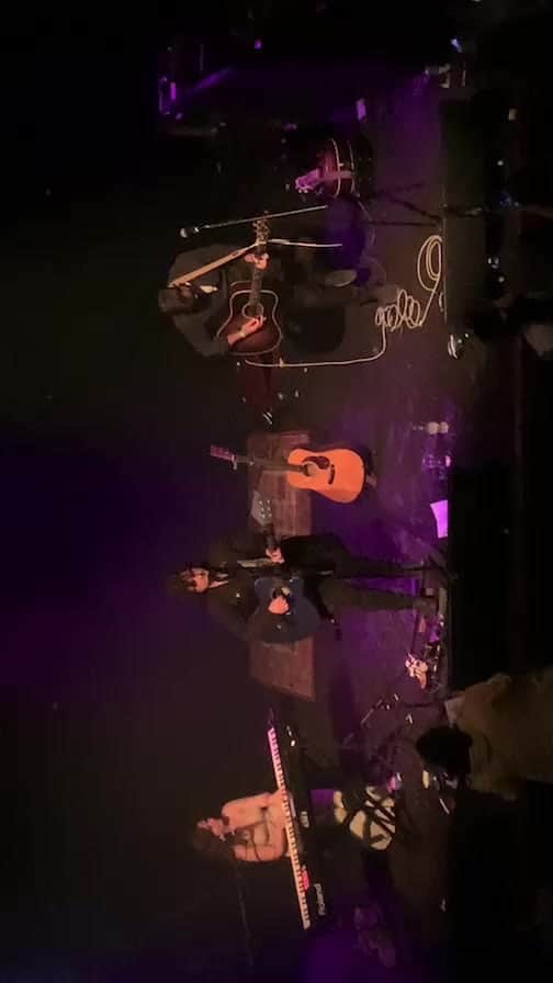 コリン・オドナヒューのインスタグラム：「❤️❤️❤️ Colin O’Donoghue on stage for the final song with Paddy Casey. Visuals may move sideways and back again…terrible camera work.」