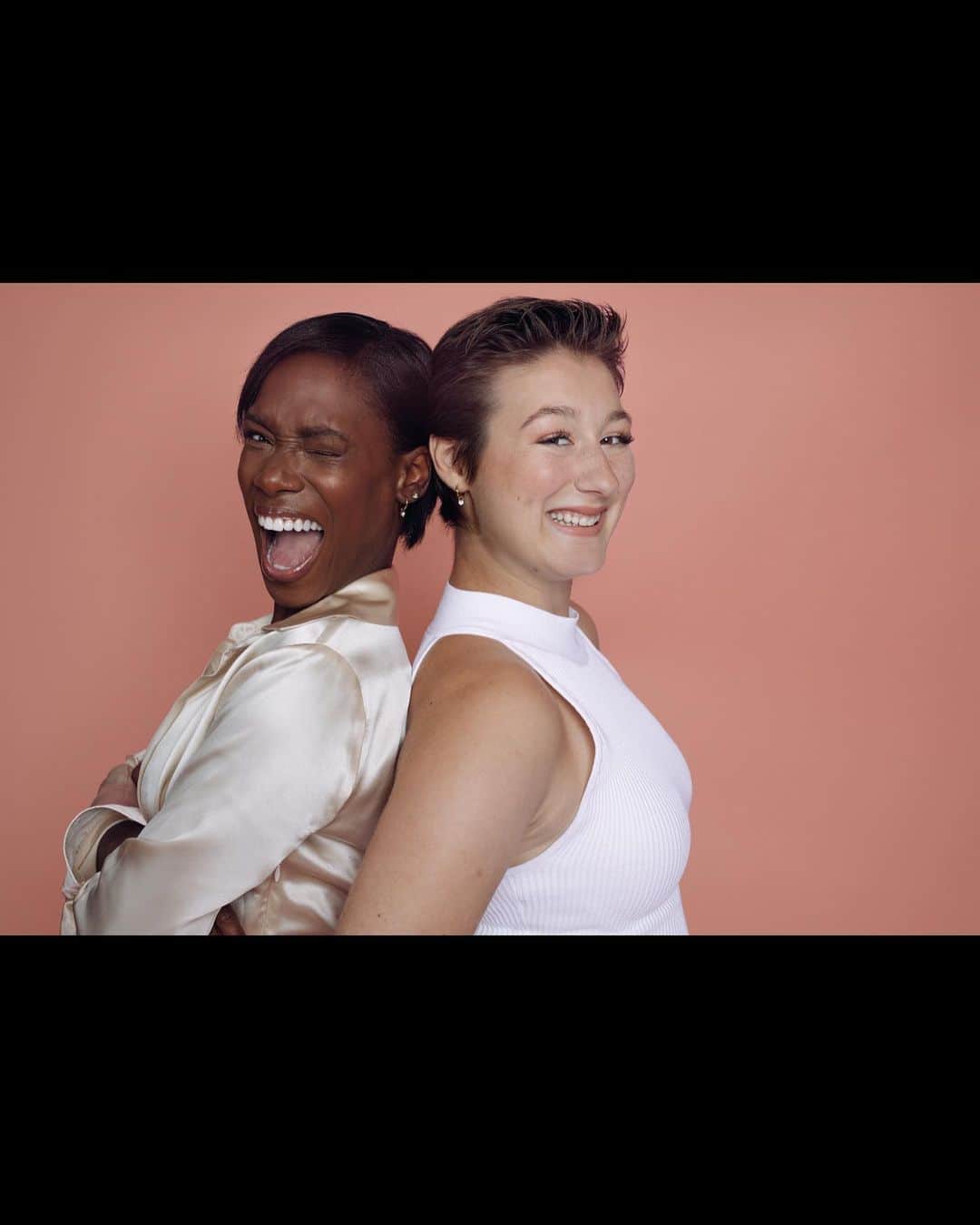 ヴァネッサ・ジェームスのインスタグラム：「J'ai décidé de faire partie de la campagne Leucan car depuis peu le cancer fait partie de la vie des gens qui me sont chers.  Ma cousine est récemment décédée d'un cancer de l'ovaire et l'épouse de mon ancient entraîneur et une amie est maintenant en rémission d'une leucémie depuis 5 ans, le même combat que mène Laurence aujourd'hui. Quand j'ai su que j'étais l’idole de Laurence et que l'ont m'a exposé son histoire, j'ai immédiatement eu envie de m'engager pour cette cause.  Laurence est héroïque, elle est l'incarnation de la force et du courage.  J'espère sincèrement qu'avec Laurence et Leucan, nous pourrons à la fois, sensibiliser le monde, financer et soutenir les familles confrontées aux mêmes défis que Laurence aujourd'hui.  @leucan @mia_bijoux_ @sauvage.artist @laurencelegaree    20$ par paire vendue seront remis à Leucan afin de supporter les enfants atteints de cancer et leur famille.   Quel modèle allez-vous vous procurer cette année?   Commandez les vôtres maintenant : bit.ly/MiaXLeucan22  bit.ly/MiaXLeucan22」