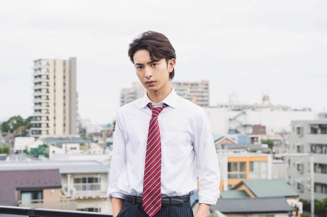 木村慧人のインスタグラム：「MBSドラマ特区  "恋と弾丸"に 出演します‼️  僕は主人公ユリの幼馴染で 暴力団担当の刑事・ジン役を演じます👮‍♀️  皆さんお楽しみに👀  #FANTASTICS #木村慧人  #恋と弾丸 #ドラマ特区」