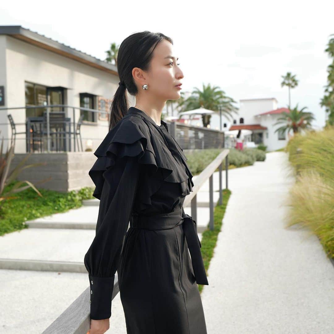 岩間恵のインスタグラム：「この時期の夕方が好き🌆 散歩が心地良すぎてサイコー🌾  服も少しずつ秋っぽく🍁  👗 @lagunamoon_com   👢 @dianashoespress  👜 @delvaux」