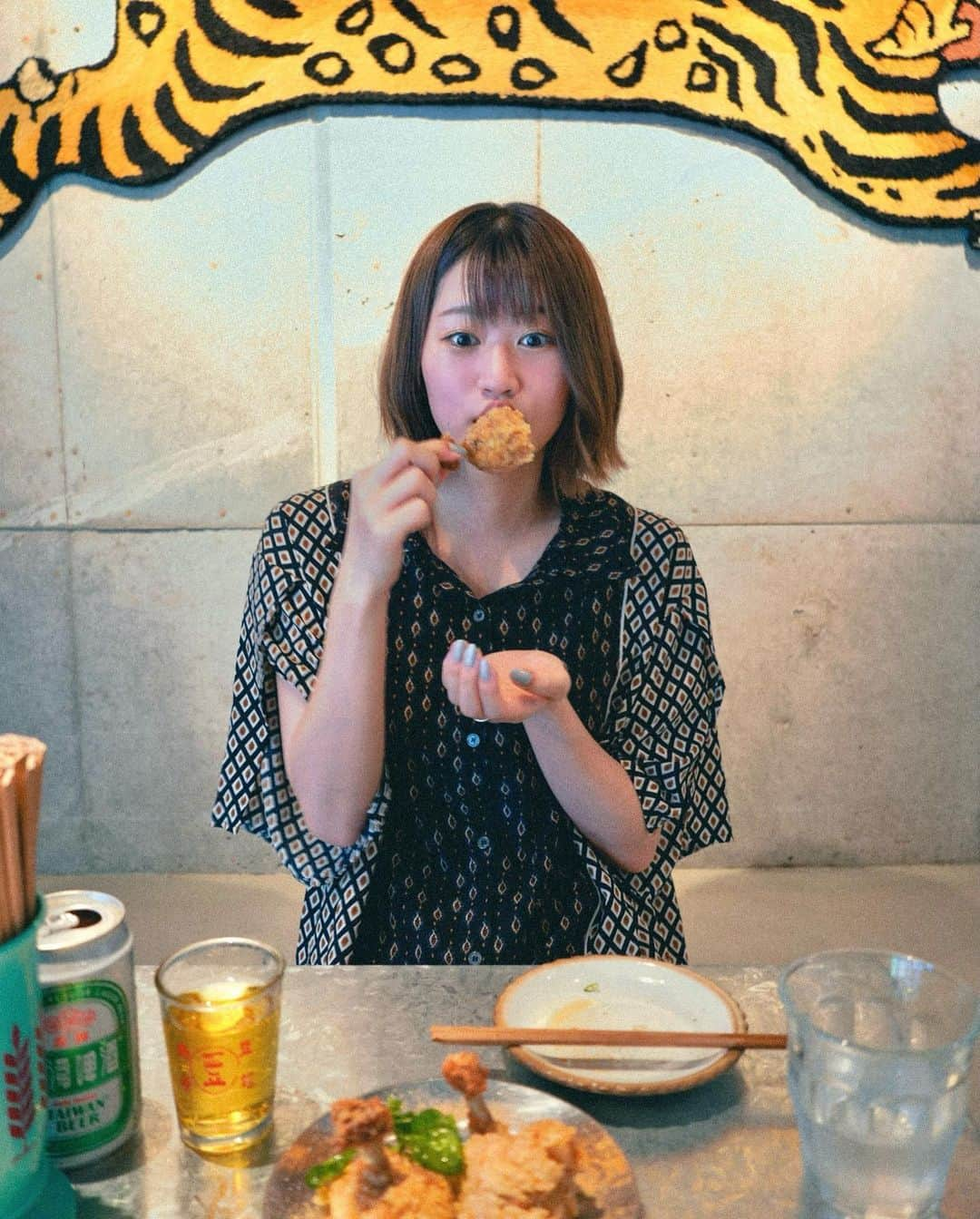 ぴろまるさんのインスタグラム写真 - (ぴろまるInstagram)「？？？🍗 . ワンピース @_vacancy_official  . #揚げ物とビールという最高ペア #たまらず2枚目 #ウッドペッカーみたいになった私です #🐔 #南所 #nansyo #中崎町グルメ #梅田グルメ #台湾ビール #昼飲み大阪」9月16日 18時06分 - piro__maru