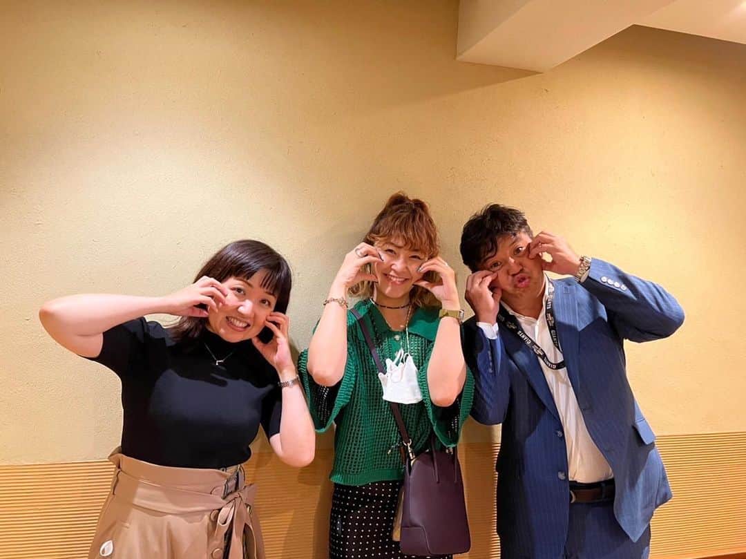 村上佳菜子のインスタグラム：「ホリプロに入ることが出来てSHIAWASE❤️ . 先日、西尾さんといつも側で頑張って くれている高山さんとお食事に🫶🏻 . 去年の6月からホリプロに入って 最初は、大きい事務所さんだから ワクワクと同時に不安も正直あったけど 開けたらビックリ！！ みなさん、ほんっっとにステキな方で お仕事プロフェッショナルなのに ちゃんと情もあるみなさんで、わたしには ベストな場所でした❤️ ただ、スケート分野でもタレント分野でも まだまだやりたい事あるし、私もBIGに なりたいし！！ . USMさんとホリプロさんとしっかり 肩を組んで楽しくスキップしながら 必ずカッコいい人生を送りたいと思います！！ . . 普段わがまま佳菜子で迷惑かけてると 思うけど、まだまだガンガン行きます！🌈🌼w . . . @horipromeguro  #ホリプロ #USM」
