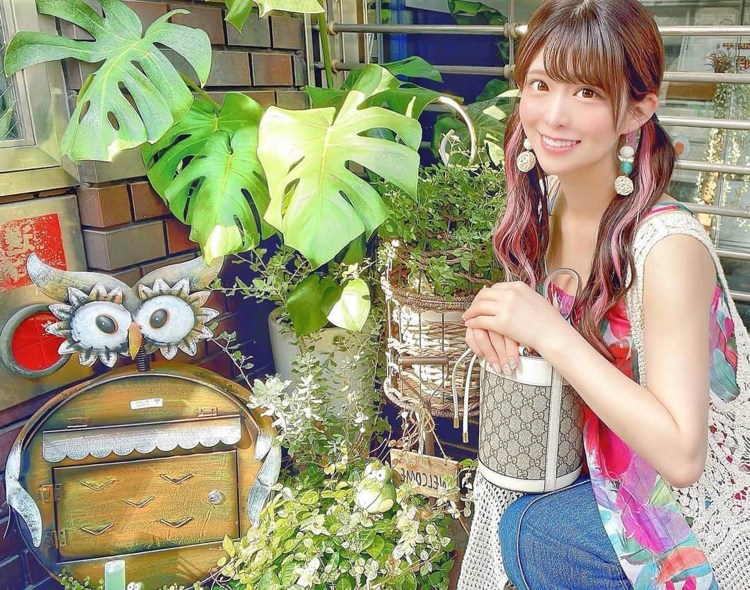 岡田美紅のインスタグラム：「フクロウのポストが届いたから 植物と一緒に飾り付け🥰🌱𓂃 𓈒𓏸  #店舗前でパシャリ#晴れの日#オープンまでの準備」