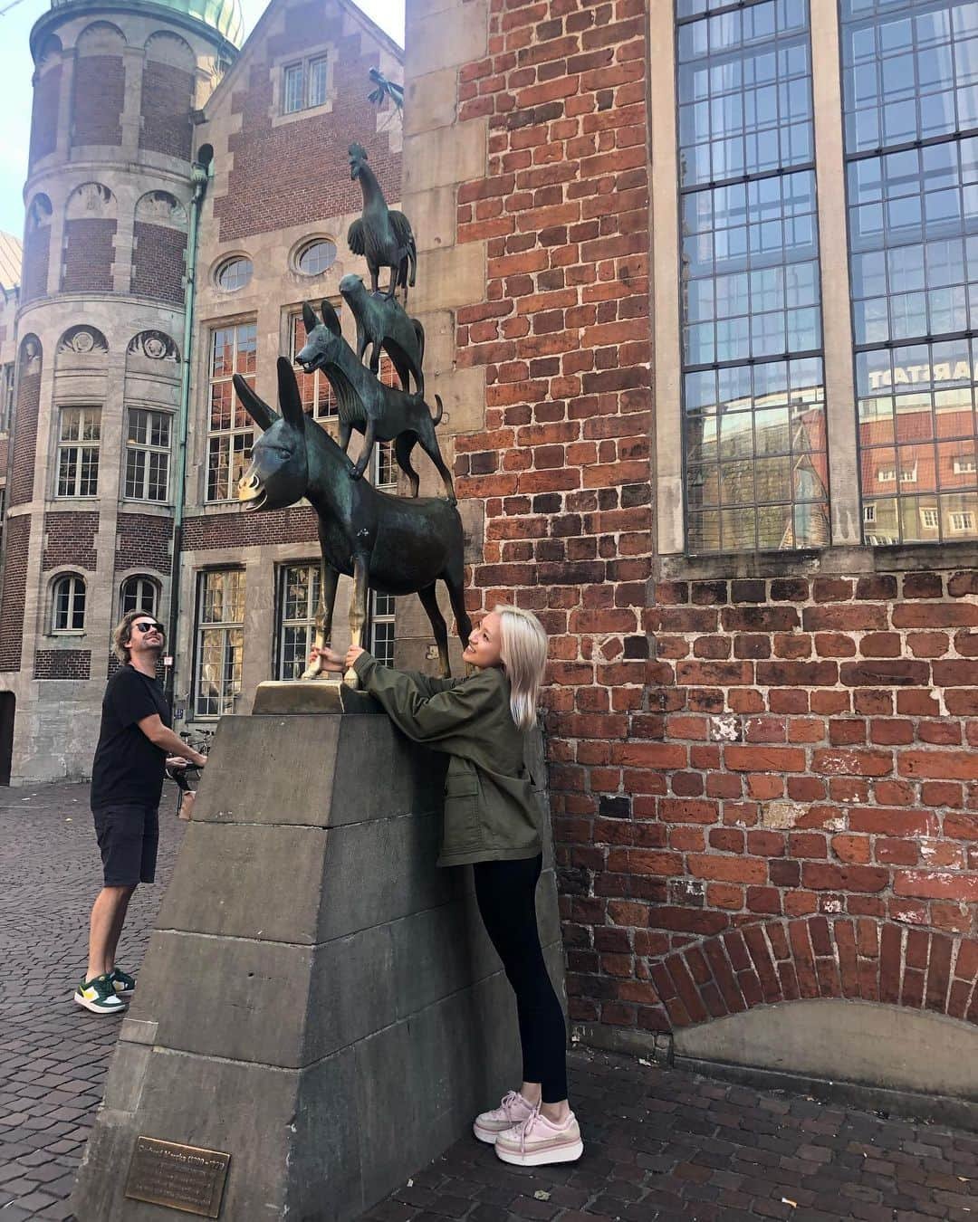 伊東楓さんのインスタグラム写真 - (伊東楓Instagram)「Bremen🇩🇪 旅は、どこへ行くかも大事だけれど、誰と行くかも大事。 友人との愛おしい時間でした。  意図せず、イケメンお父さんとのツーショットが撮れました😀  #bremen#germany#deutschland#lifeofgermany#ドイツ生活#ブレーメンの音楽隊#とりあえず周りの人に合わせてロハの足を握る#願いが叶うと後から知りました#いつもどおり下調べはしません#世界遺産#worldheritage」9月16日 18時21分 - kaede_ito004