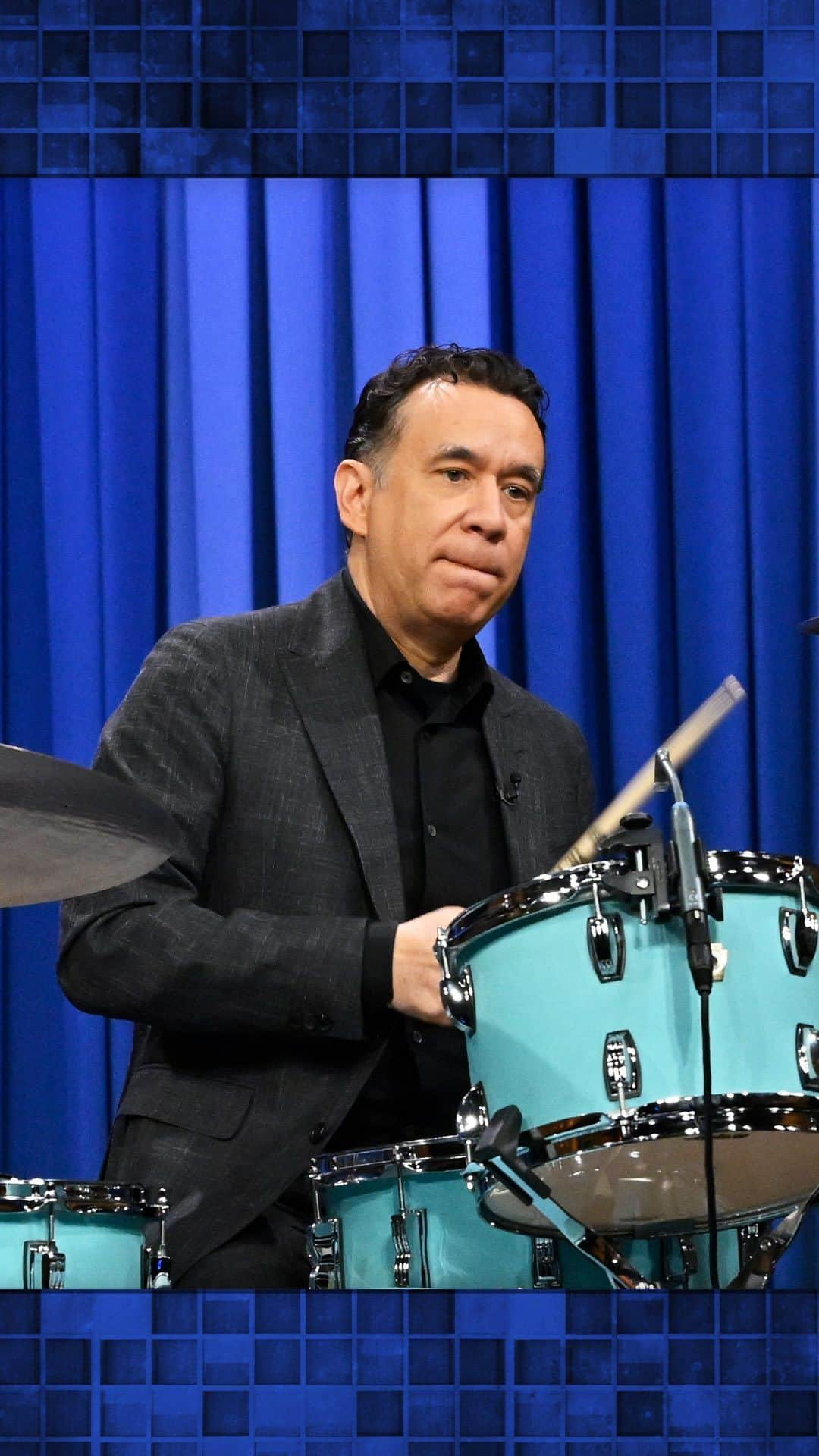 フレッド・アーミセンのインスタグラム：「Fred Armisen (@sordociego) shows off his drumming skills to Jimmy. #FallonTonight」