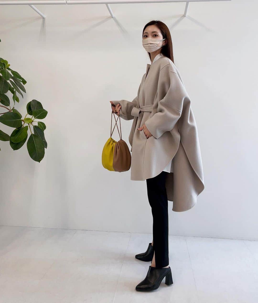 のインスタグラム：「⁡ DMでご質問いただいたbagは 今秋デビューしたNEWブランド @allahollon_official  の『MACAROON』です💛🤎 ⁡ ふっくらコロンと可愛くて 小さく見えて長財布も入るサイズで使いやすさも◎！ ⁡ ⁡ ショルダーは柔らかい丸紐なので 結んで長さ調節も可能で 使わない時は中にスッキリしまっているよ𓂃❁꙳ ⁡ 大きなbagの時に中に入れて セカンドバッグとしてもお勧め✨ ⁡ ⁡ ＿＿＿＿＿＿＿＿＿＿＿＿＿＿＿＿＿＿＿＿＿ ⁡ ⁡ MELROSE STOREで9/30まで使える 1000円OFFのクーポンがあったので載せておきます！！ 【クーポンコード：MS229】 ⁡ ⁡ #allahollon #オラホロン #allahollonbag #オラホロンバッグ #fashion #outfit #ootd #coordinate #패션 #오오티디 #데일리룩 #코디스타그램 #악세사리 #오늘뭐입지 #좋아요 #156センチコーデ #sサイズコーデ #秋コーデ #秋冬コーデ #シンプルコーデ #ファッション #コーディネート #コーデ #bag #バッグ」