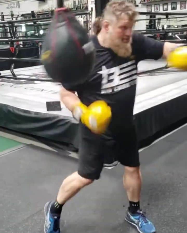 のインスタグラム：「Late night 🌙 but putting it in! 💯🥊💯」