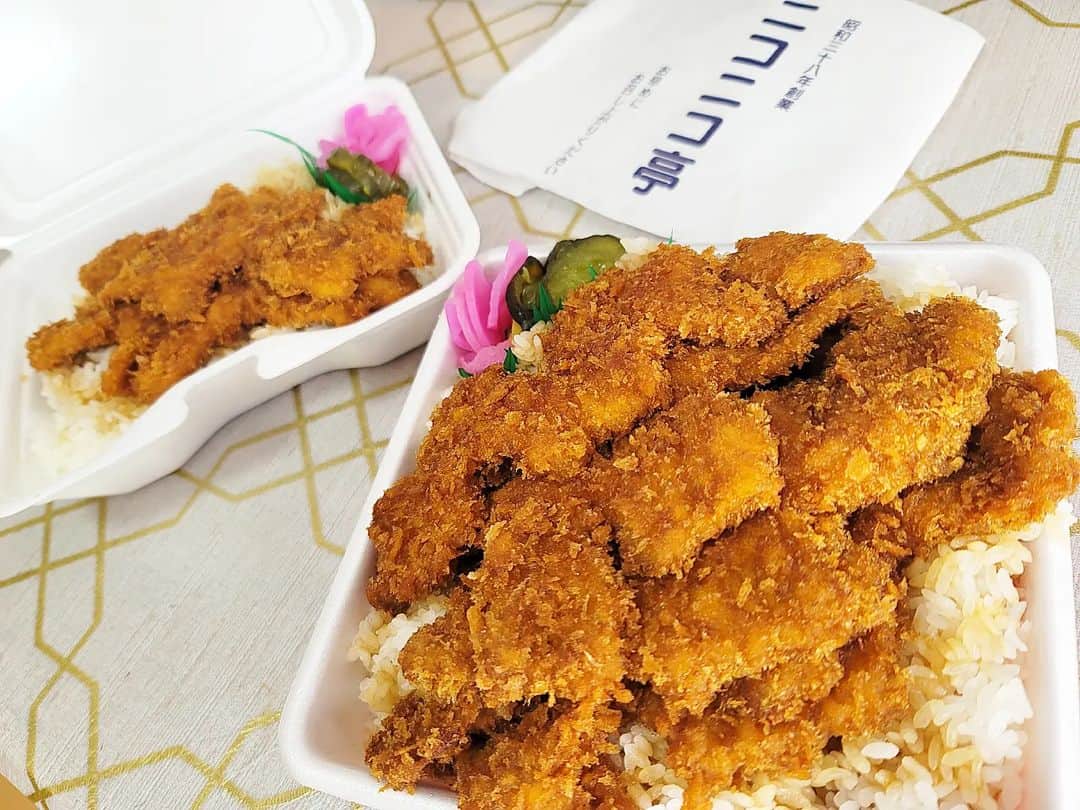 石関友梨のインスタグラム：「毎日ニコニコで過ごせますように🍀⁡⁡ ⁡5まいどんのBIG弁当💓⁡ ⁡⁡ ⁡群馬県渋川市「ニコニコ亭」⁡ ⁡⁡ ⁡草津温泉帰りとかにもオススメ✌️✨⁡⁡ ⁡ ⁡ #ニコニコ亭 #ソースカツ丼 #群馬テイクアウト #群馬グルメ #名物 #名店  #群馬人気店 ⁡」