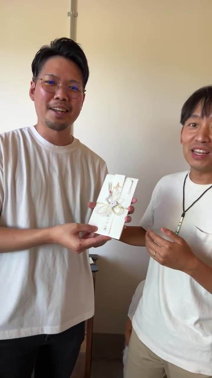 福田基広のインスタグラム：「本人の目の前で、会社からのご祝儀を準備して渡してみた @otatsu_official #ご祝儀」