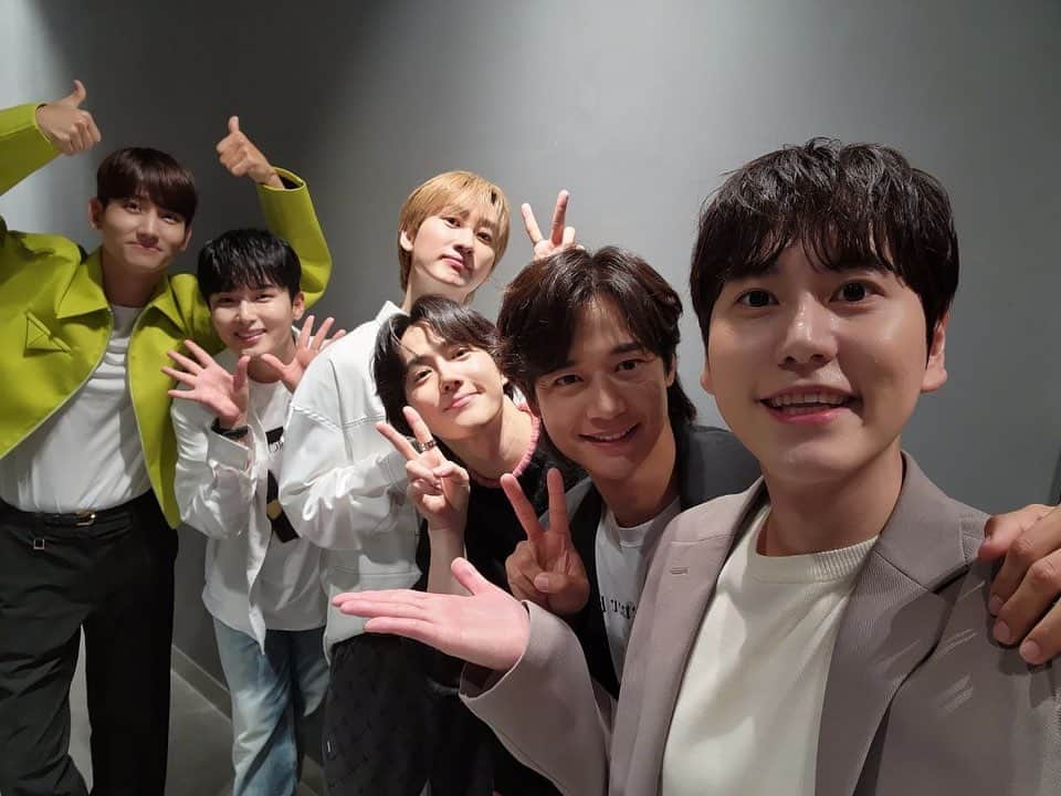 キュヒョンのインスタグラム：「히든싱어7 규현 편!!!  오늘 PM8:50 jtbc 에서 봅시다!!! 응원하러 와 준  은혁,려욱,창민,수호,민호 고마워용^^  모창가수님들 정말 감사했고 얼마나 재밌게요~~~ㅎㅎ #히든싱어 #규현 #kyuhyun」