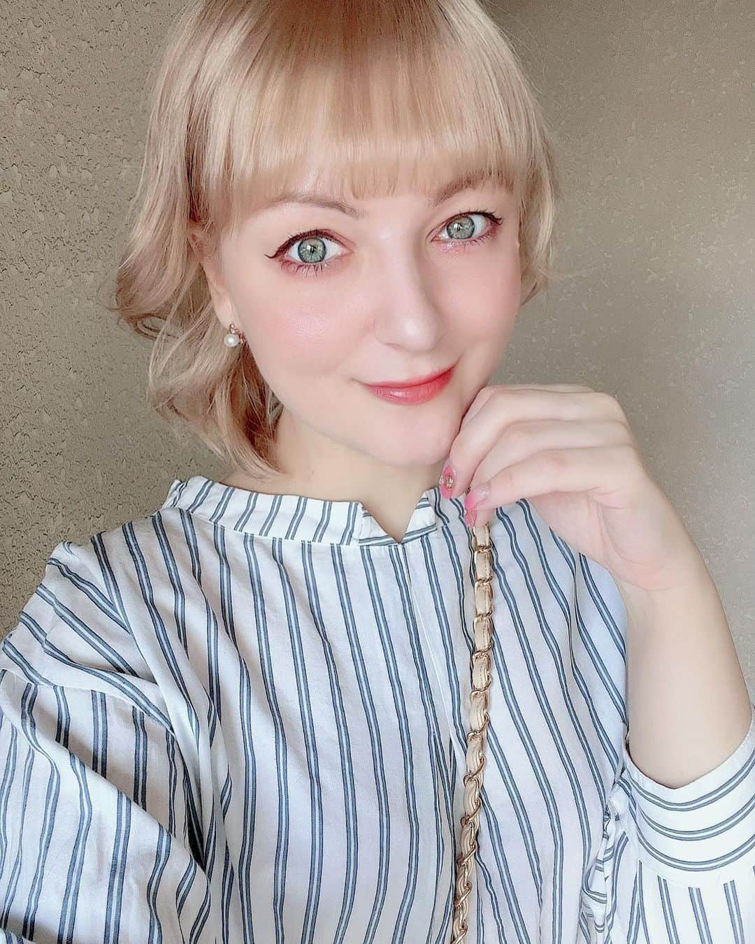 Jenyaのインスタグラム：「お久しぶりです！元気です！ 会社の仕事、声優の仕事めちゃくちゃ忙しくて、コミケのCDも今制作中で、今年以内引っ越しもあるので、死ぬ気で頑張っています！！ #41歳 #41歳ママ #声優 #正社員 #ダブルワーク #コミケ #コミケ101 #アイメイク #ブロンド」