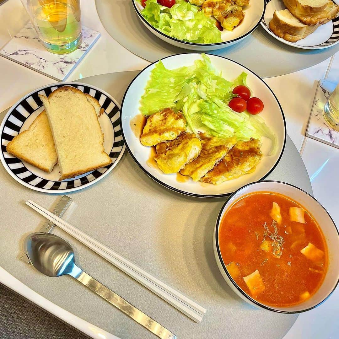 愛内心愛さんのインスタグラム写真 - (愛内心愛Instagram)「①バルサミコ酢風味のチーズきのこリゾット、カプレーゼ  ②ハンバーグ、コンソメスープ、野菜サラダ、きゅうりの浅漬け  ③ます寿司、そーめん  ④プルコギ、サンラータンスープ、大根とにんじんの胡麻マヨサラダ、きゅうりの浅漬け  ⑤タンドリーチキン、お味噌汁、マカロニサラダ、さつまいもの煮物  ⑥グラタンドリア、海老と玉子とブロッコリーのサラダ  ⑦モロヘイヤとオクラとベーコンの和風パスタ、ミネストローネ  ⑧鶏胸肉のカレーピカタ、ミネストローネ  ⑨大葉チーズの豚肉巻き、付け合わせ野菜、ピーマンとツナとコーンのチヂミ、お味噌汁  ⑩ゴーヤチャンプルー、ナスとピーマンの揚げ浸し、油そば  #最近の手作りご飯記録 #料理好きな人と繋がりたい  #趣味は料理 #彼氏のために作るご飯 #毎日3食作ってる #cooking #おウチで大北海道展アンバサダー募集」9月16日 15時16分 - cocotandesu